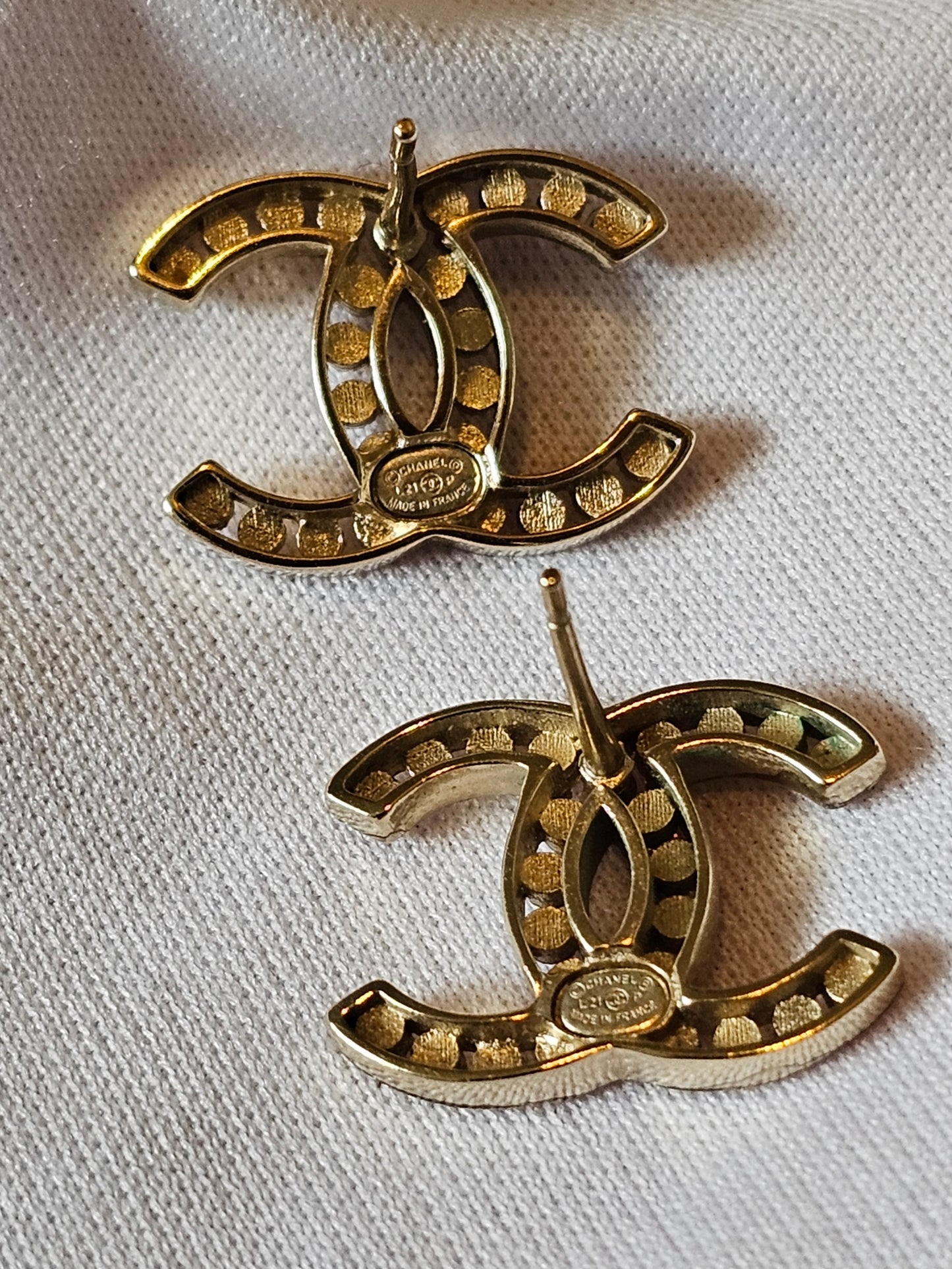 Chanel øreringe - CC golden with stones.