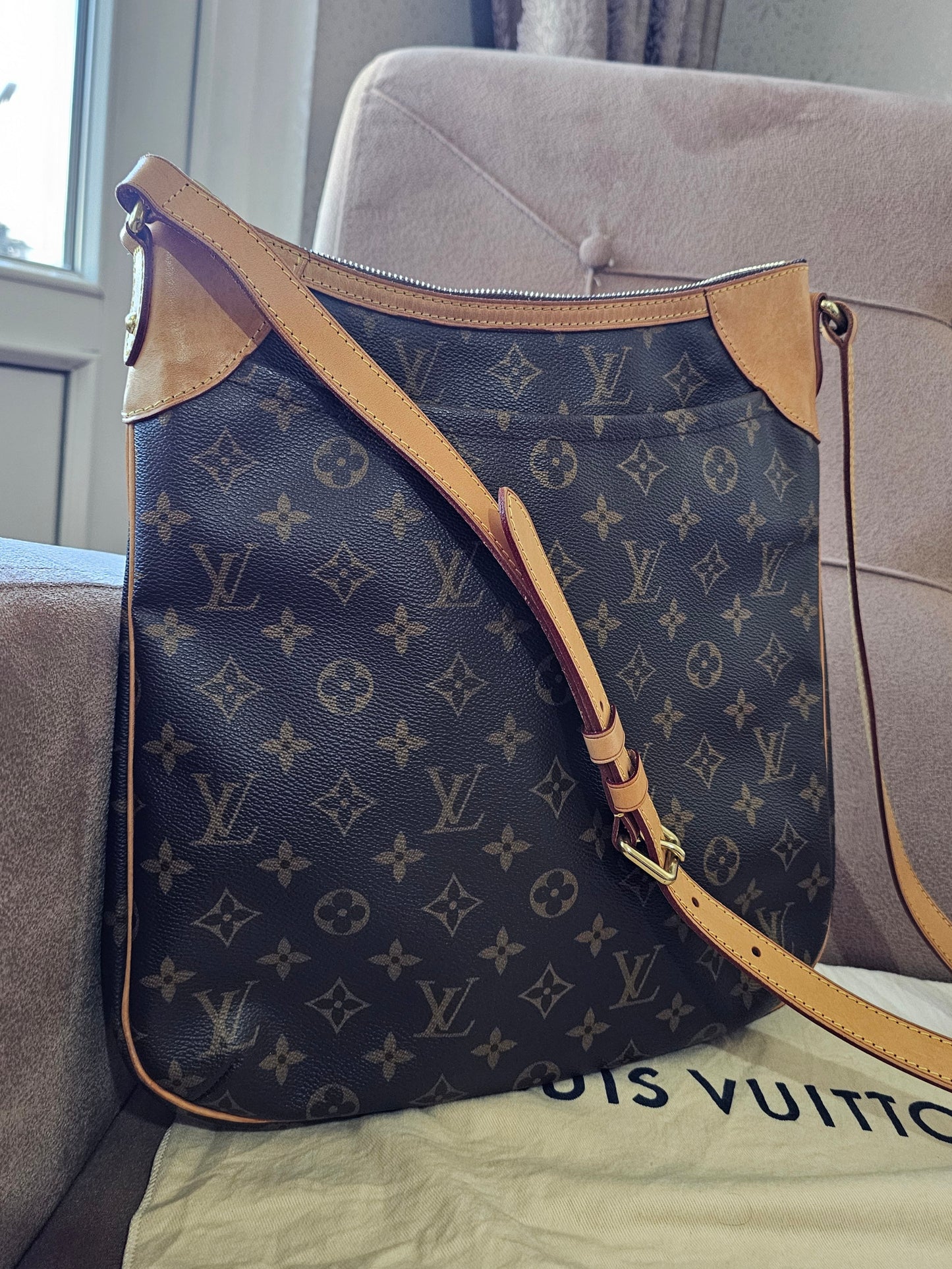 M56388 - Louis Vuitton Odeon GM, MNG. Kanvas.