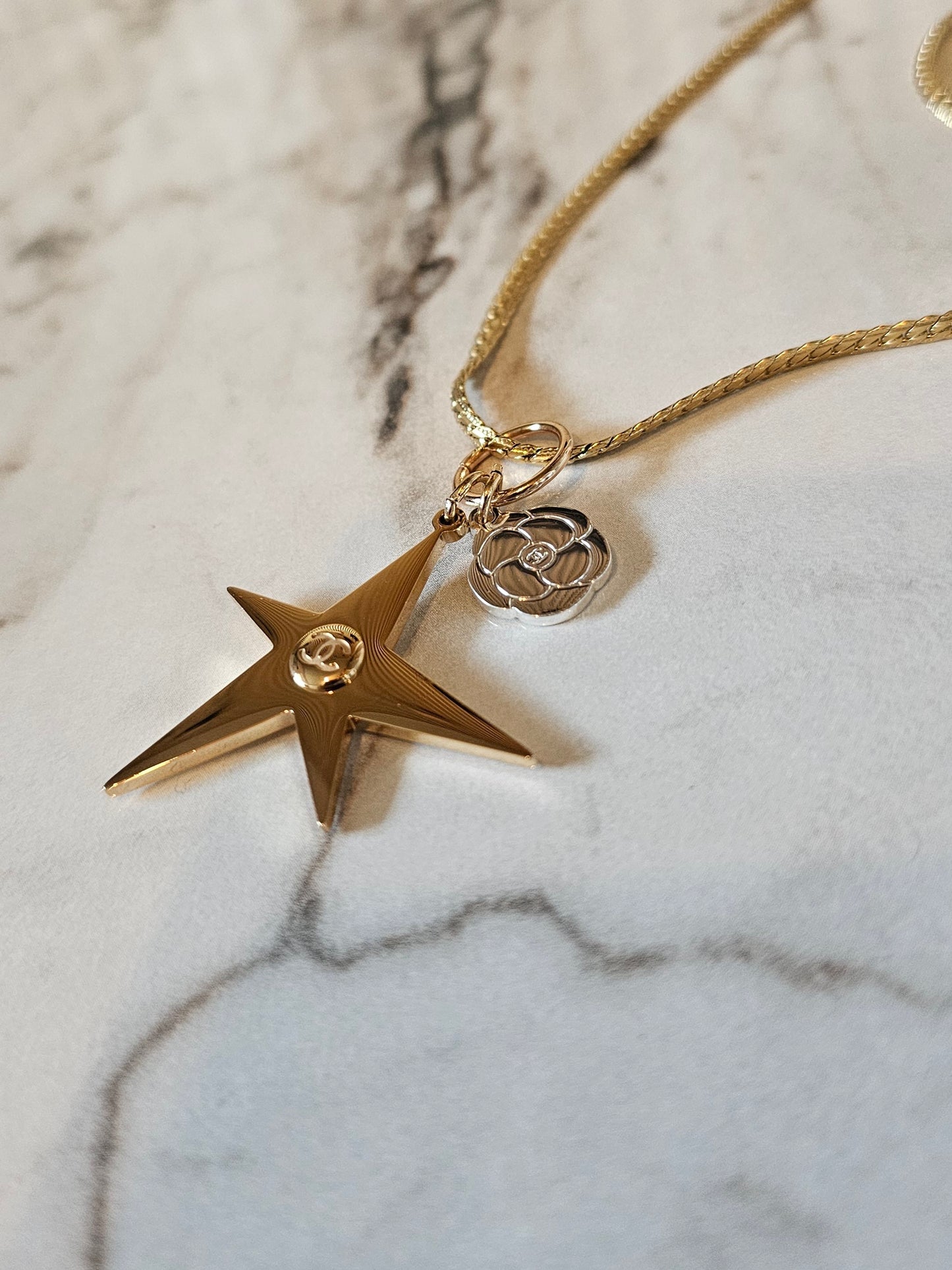 Chanel vedhæng i guld med kæde.