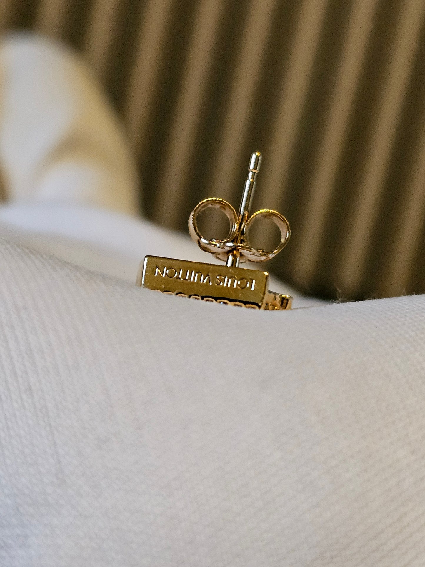 M00609 Louis Vuitton, LV earrings, golden with strass.