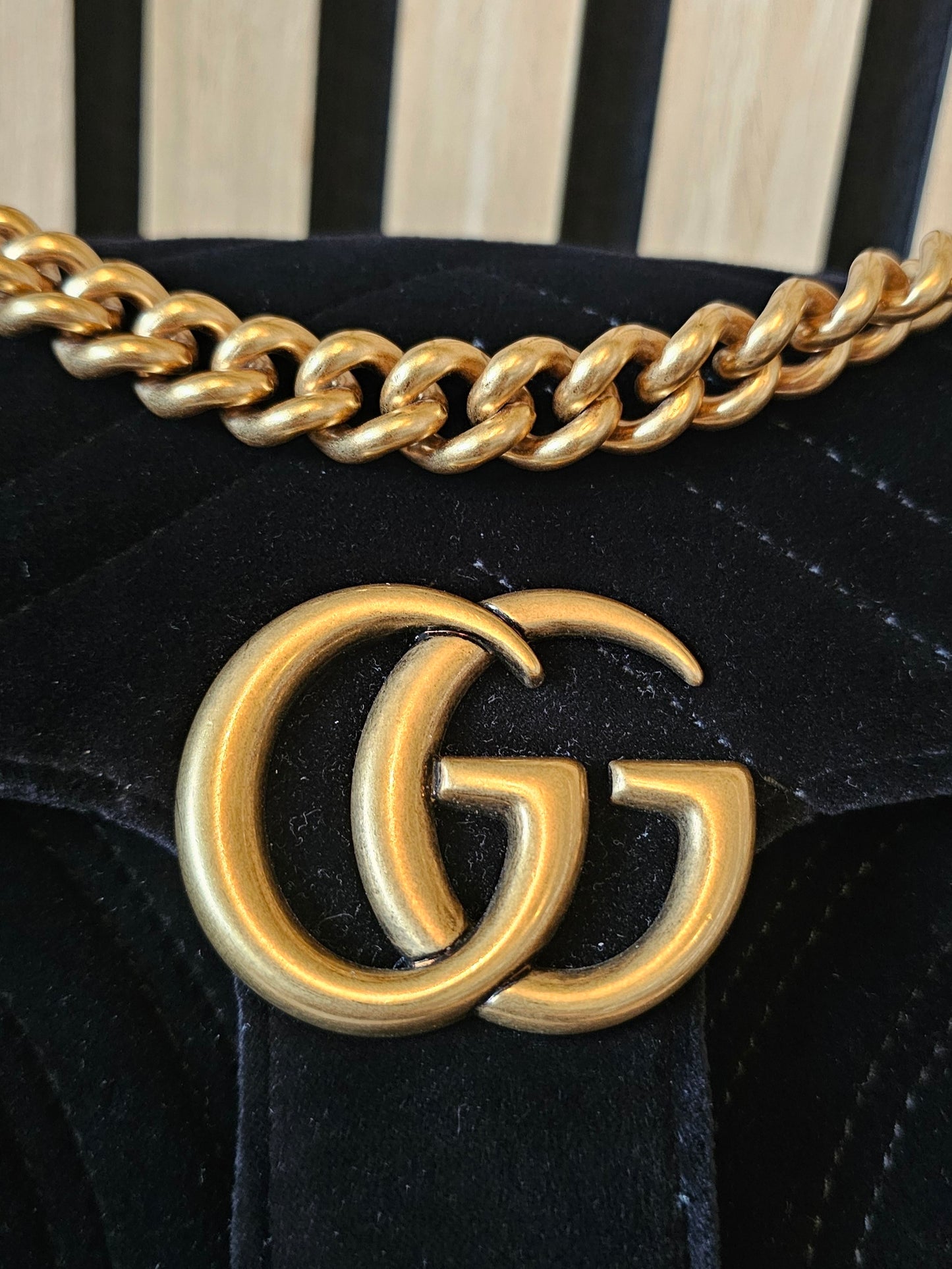 Gucc GG marmont small bag in black velvet.