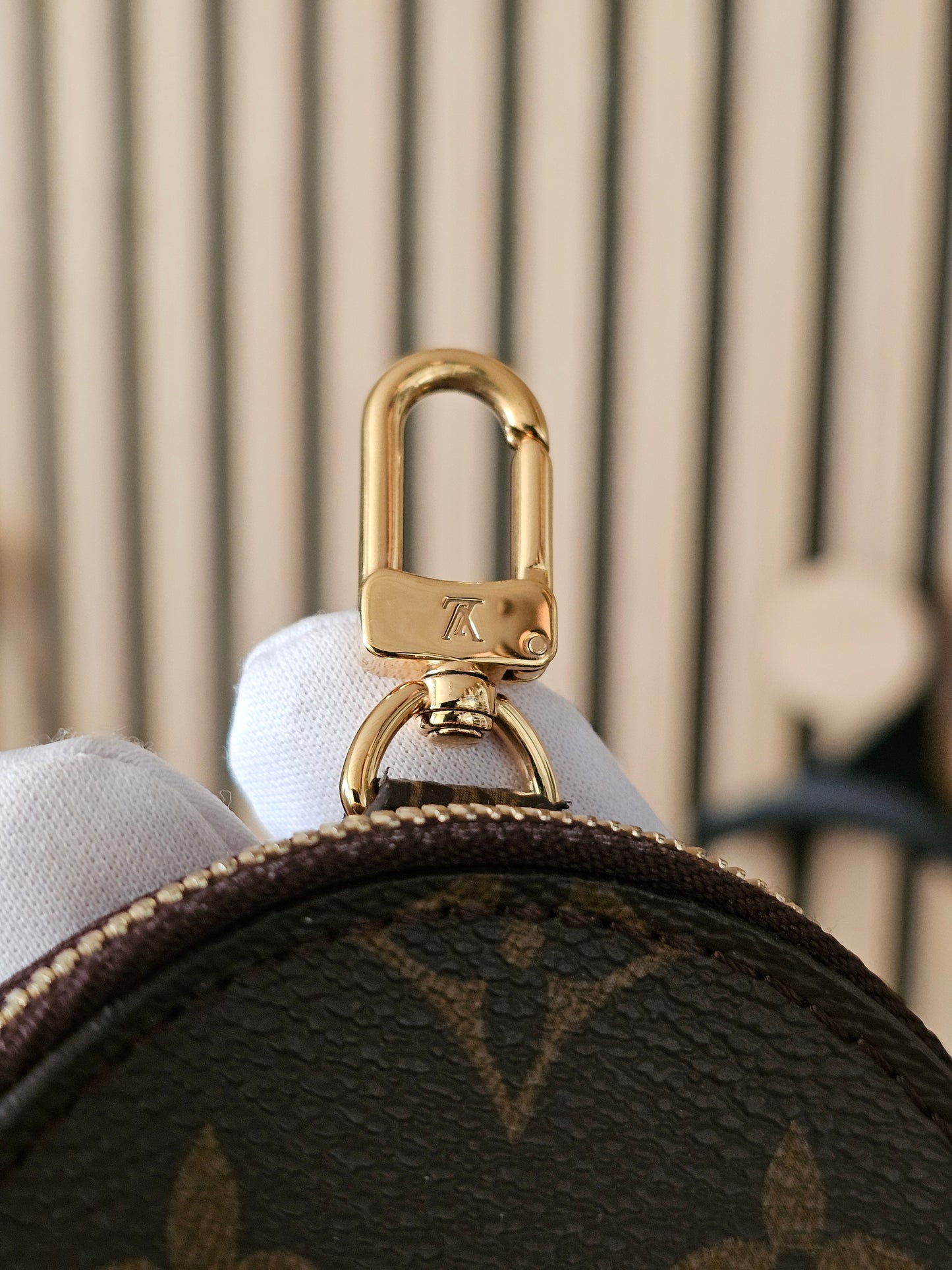 Louis Vuitton round coin purse monogram kanvas.
