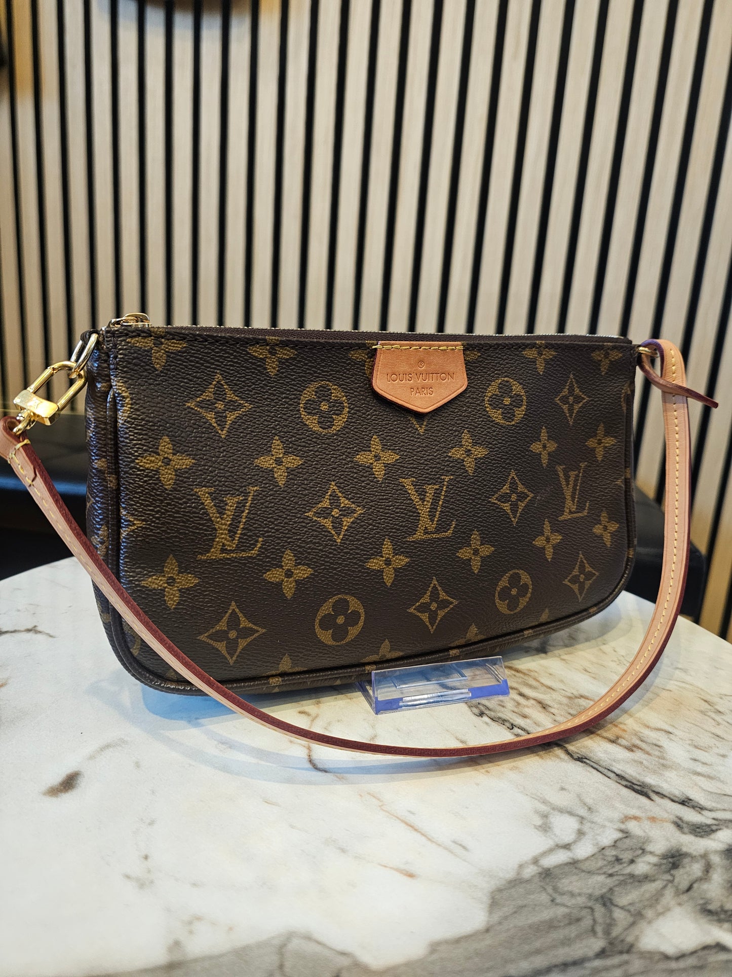 Louis Vuitton pochette accesories in monogram kanvas + LV strap.