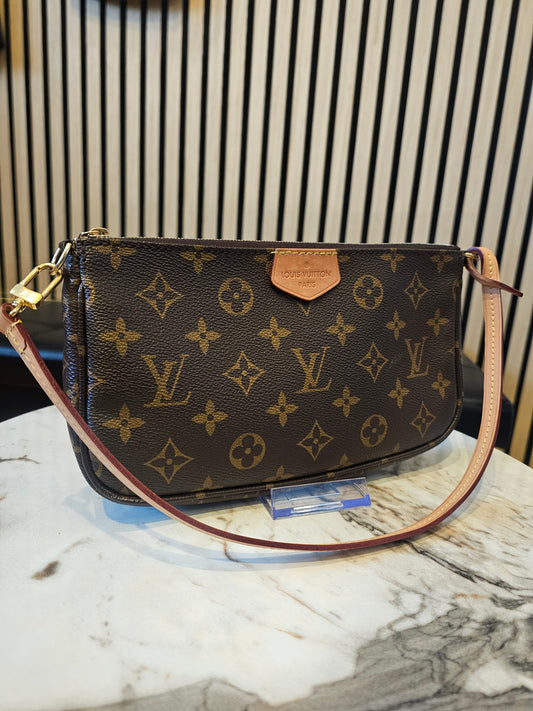 Louis Vuitton pochette accesories in monogram kanvas + LV strap.