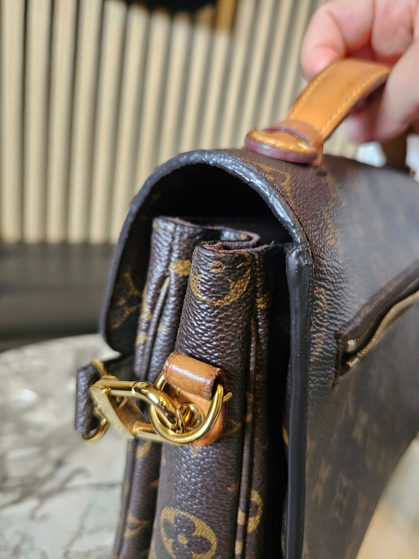 M44875- Louis Vuitton pochette Metis, MNG. Kanvas.