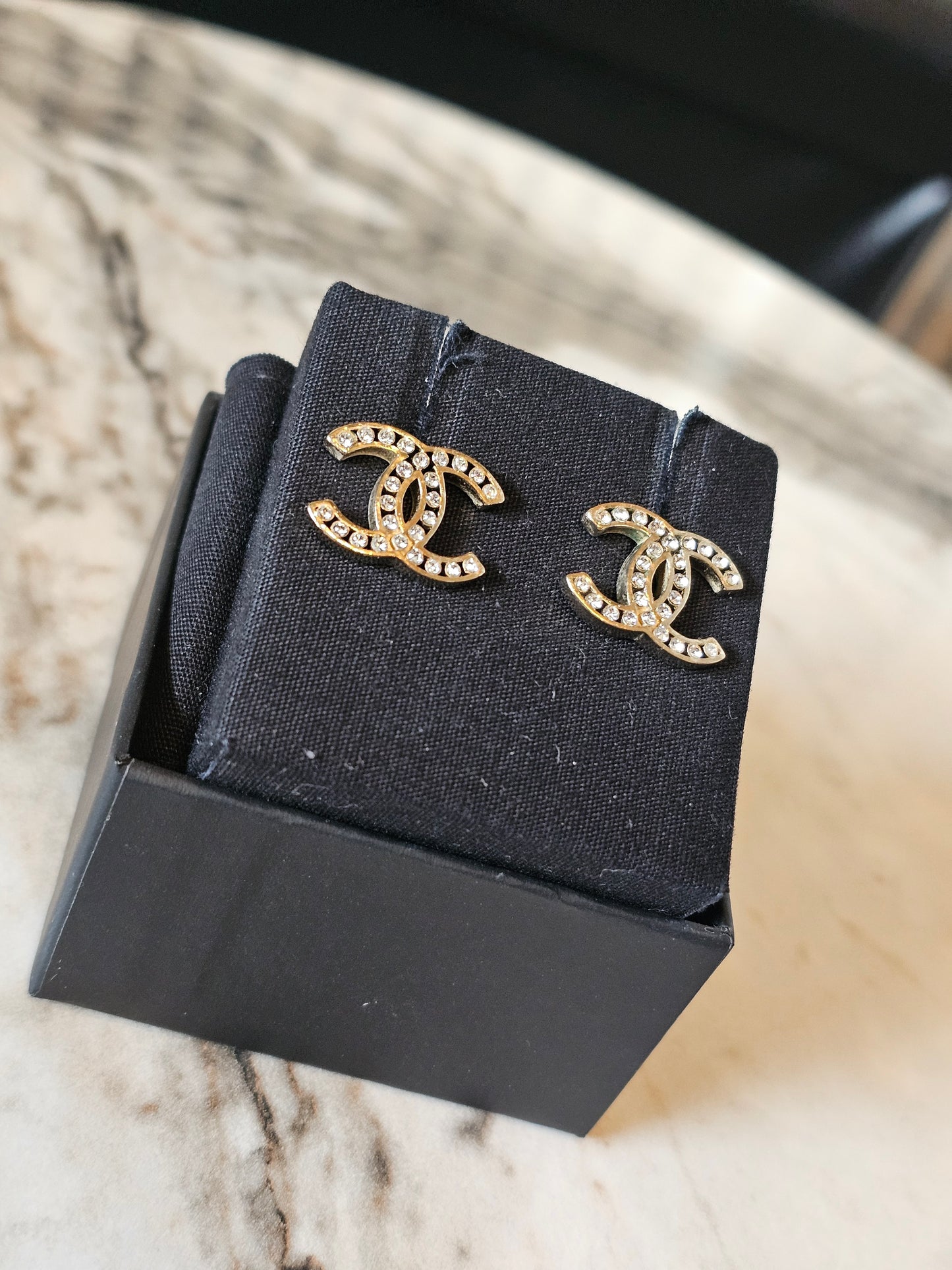 Chanel øreringe - CC golden with stones.