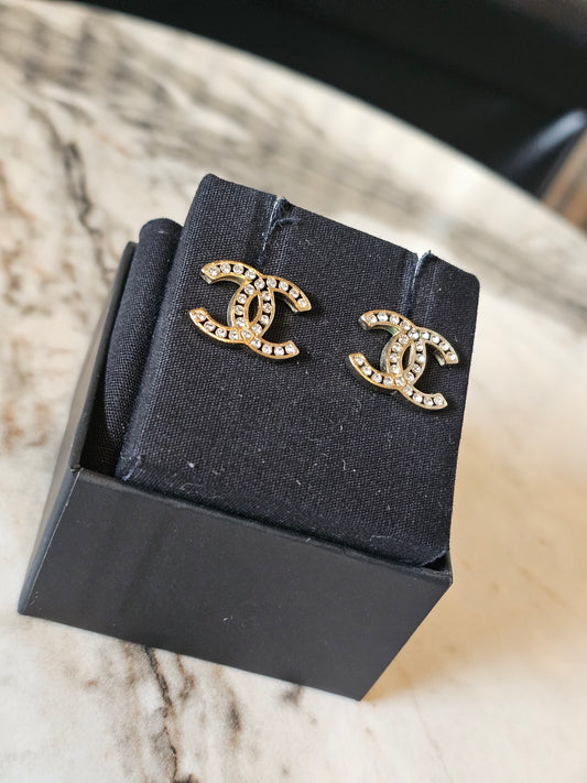 Chanel øreringe - CC golden with stones.