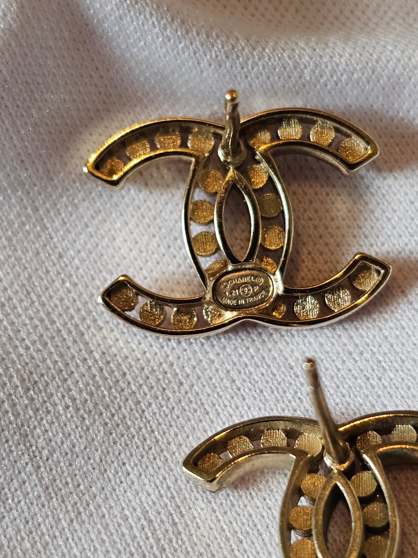 Chanel øreringe - CC golden with stones.