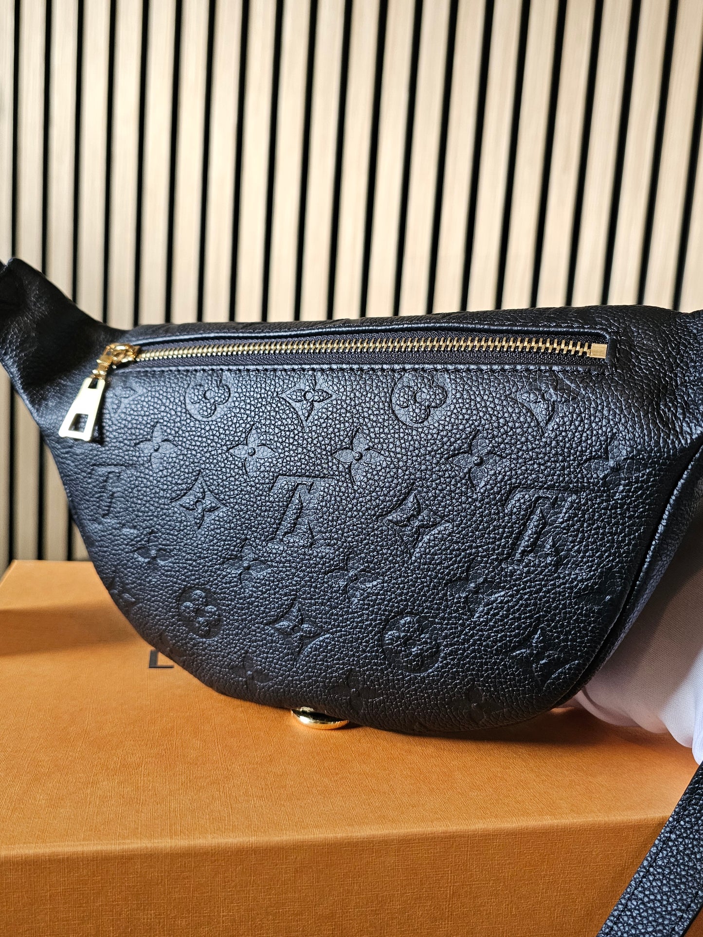 M44812 - Louis Vuitton Bumbag, black MNG emp. Leather.