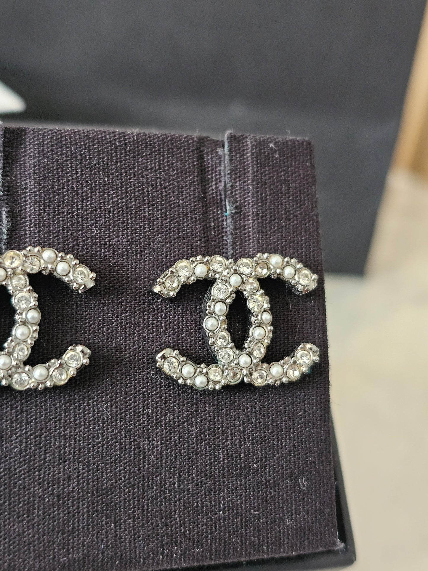 AB4797- Chanel øreringe, oxidated silver with stones & pearls.