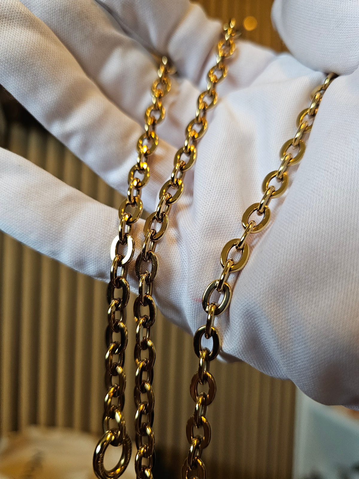 Louis Vuitton small pochette in monogram kanvas, with gold chain.