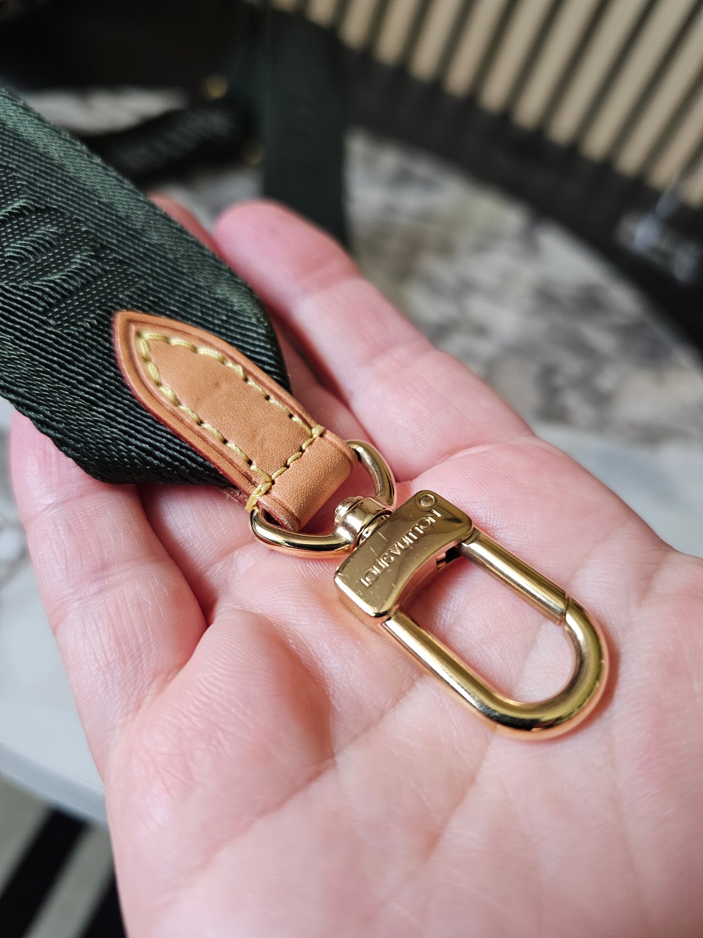 Louis Vuitton Khaki bandouliere- justerbar Strop fra multipochette sættet.