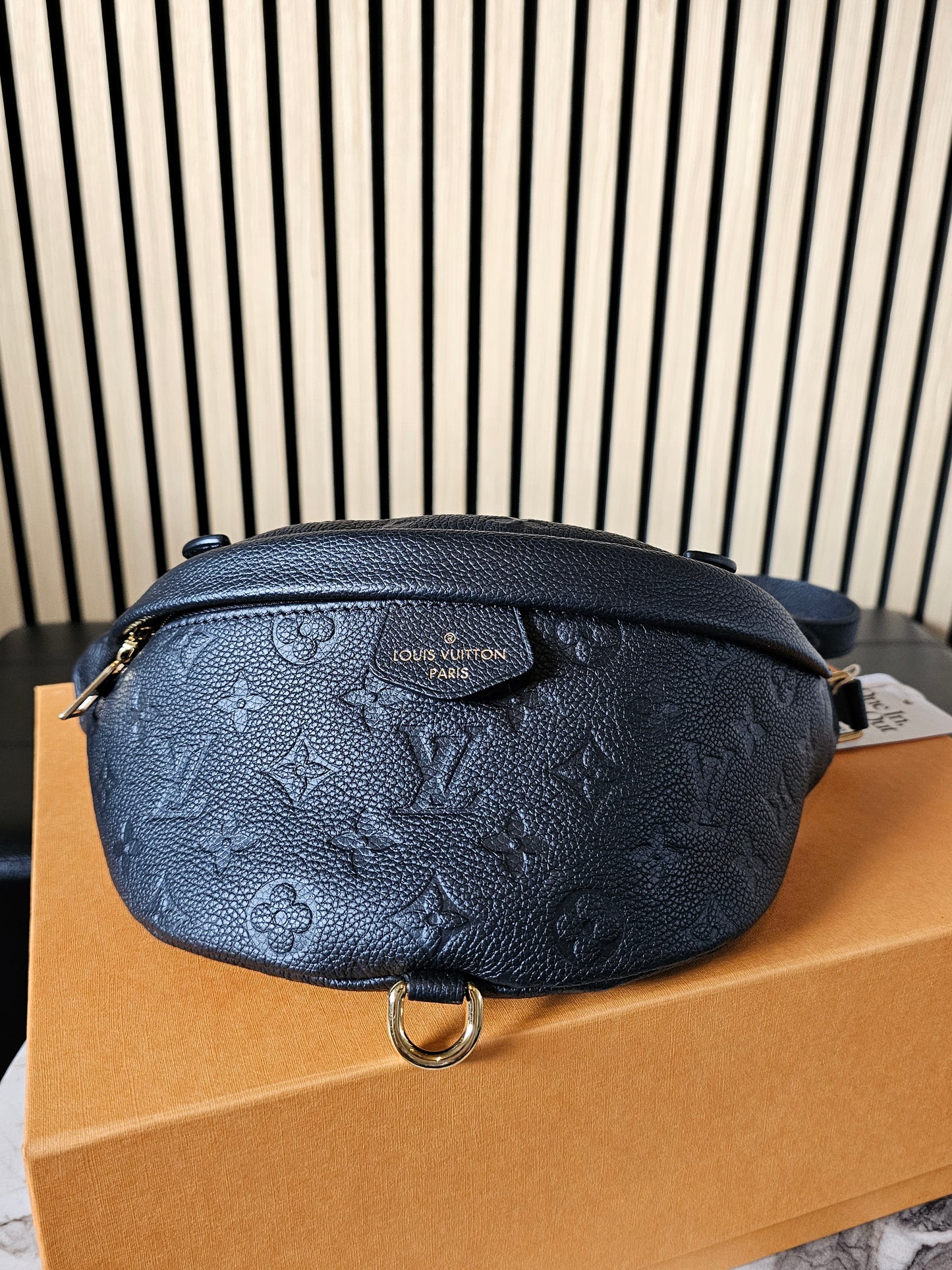 M44812 - Louis Vuitton Bumbag, black MNG emp. Leather.
