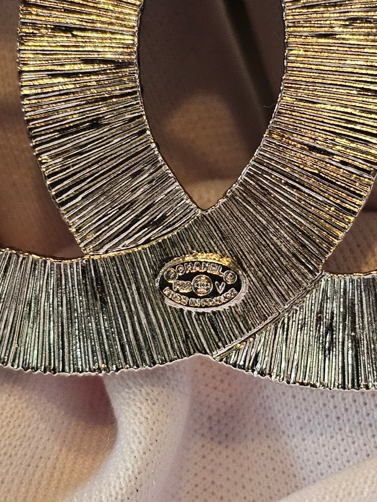 Aba484- Chanel broche, metal/silver with crystals.