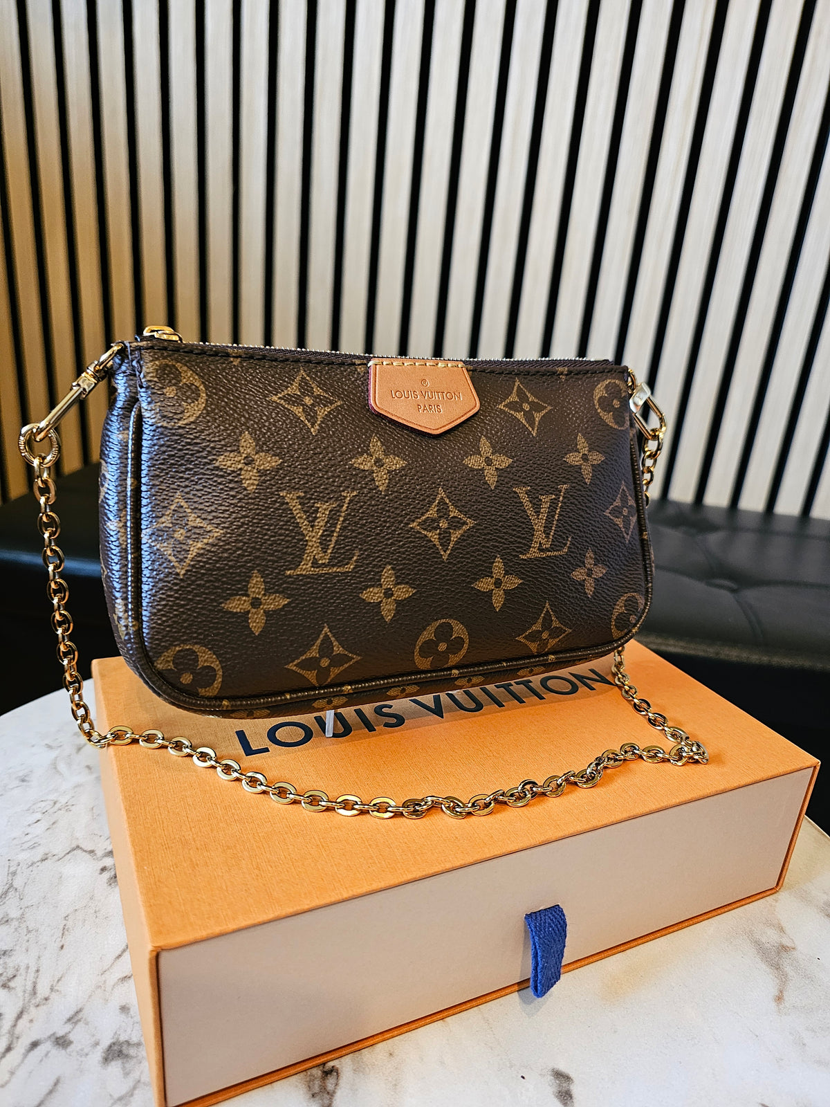 Louis Vuitton small pochette in monogram kanvas, with gold chain.