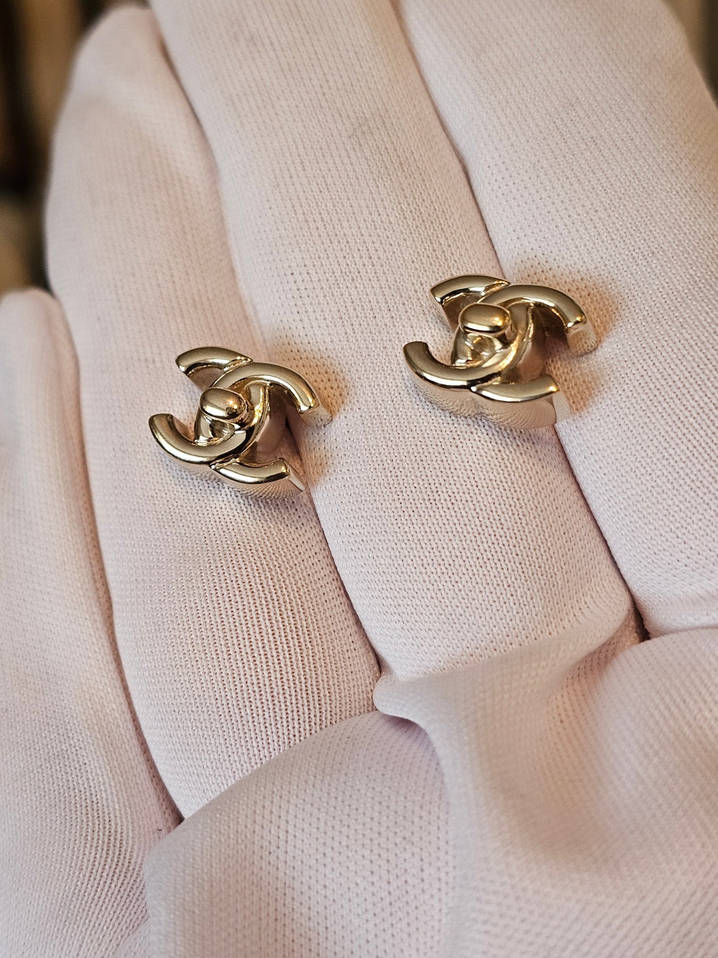 AB5617- Chanel earrings, golden CC turnlock.