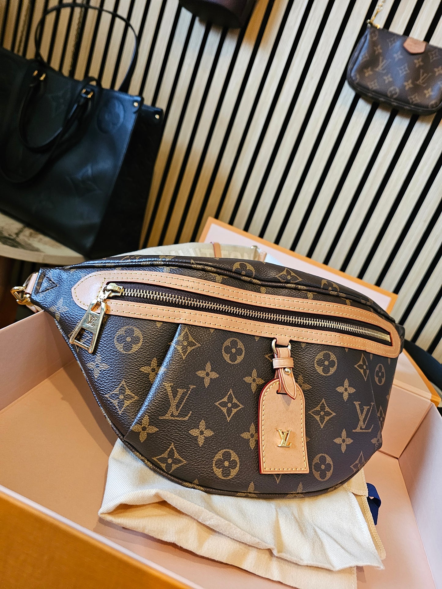 M46784 - Louis Vuitton bumbag, High Rise in Monogram kanvas.