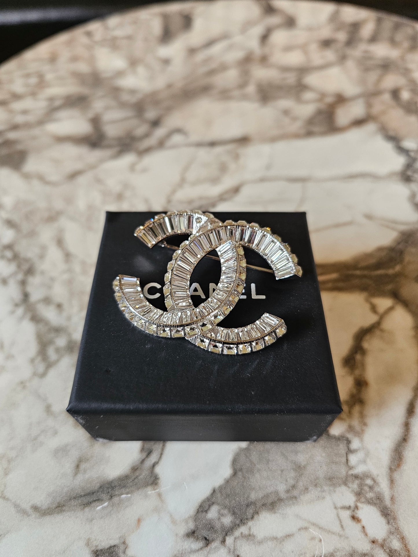 Aba484- Chanel broche, metal/silver with crystals.