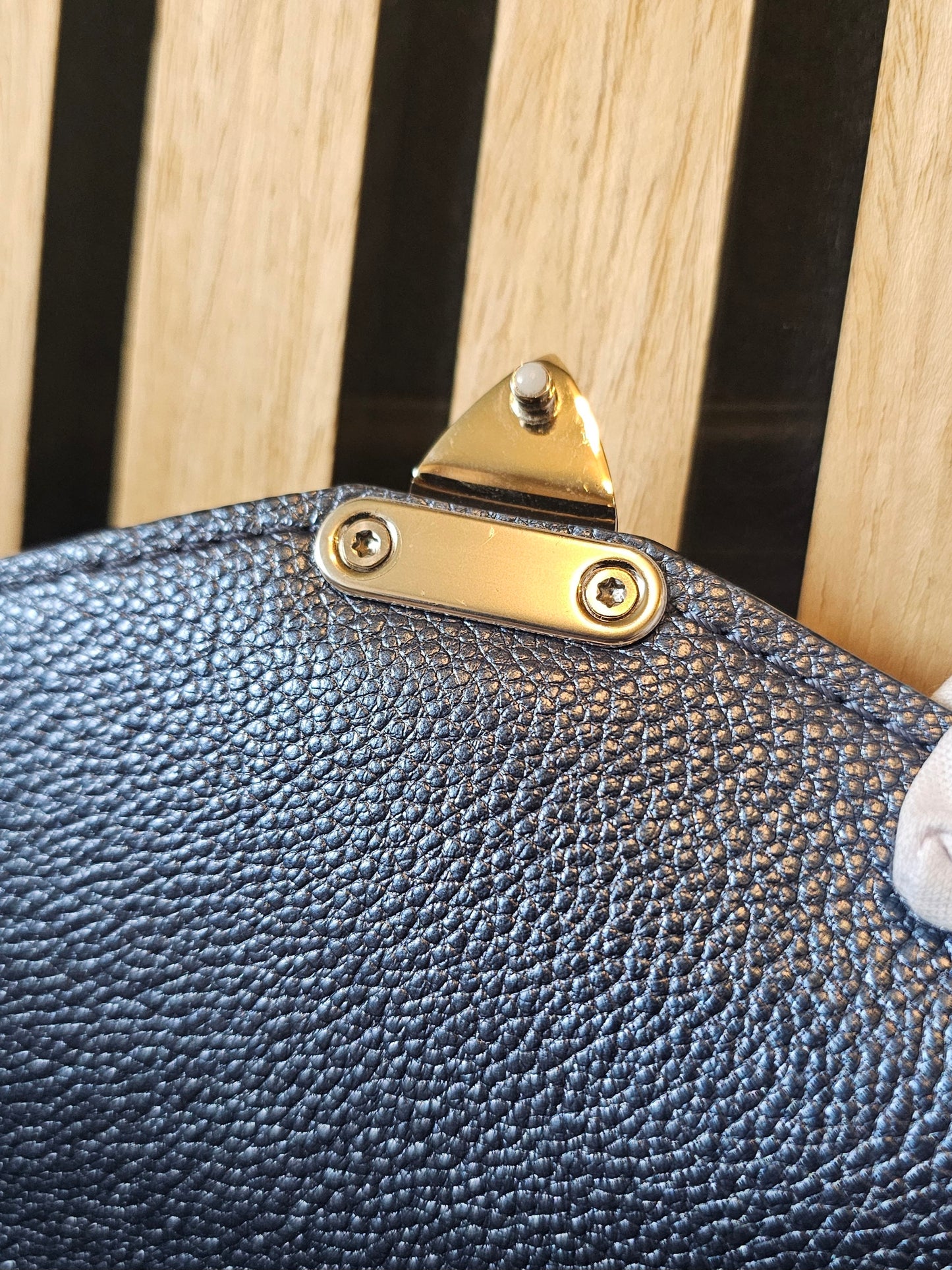 Louis Vuitton, pochette Metis, navy - empreinte leather.