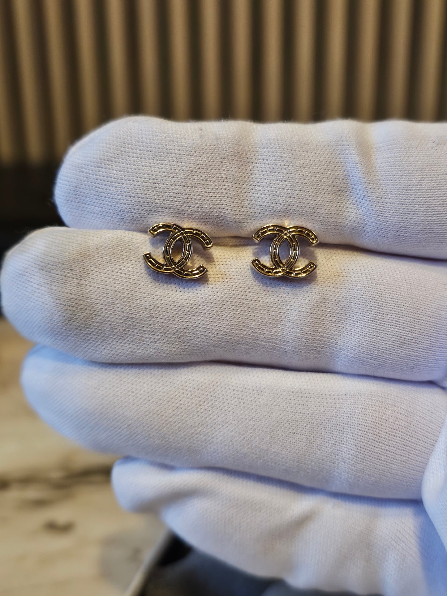 A21281 - Golden CC earrings, XS.