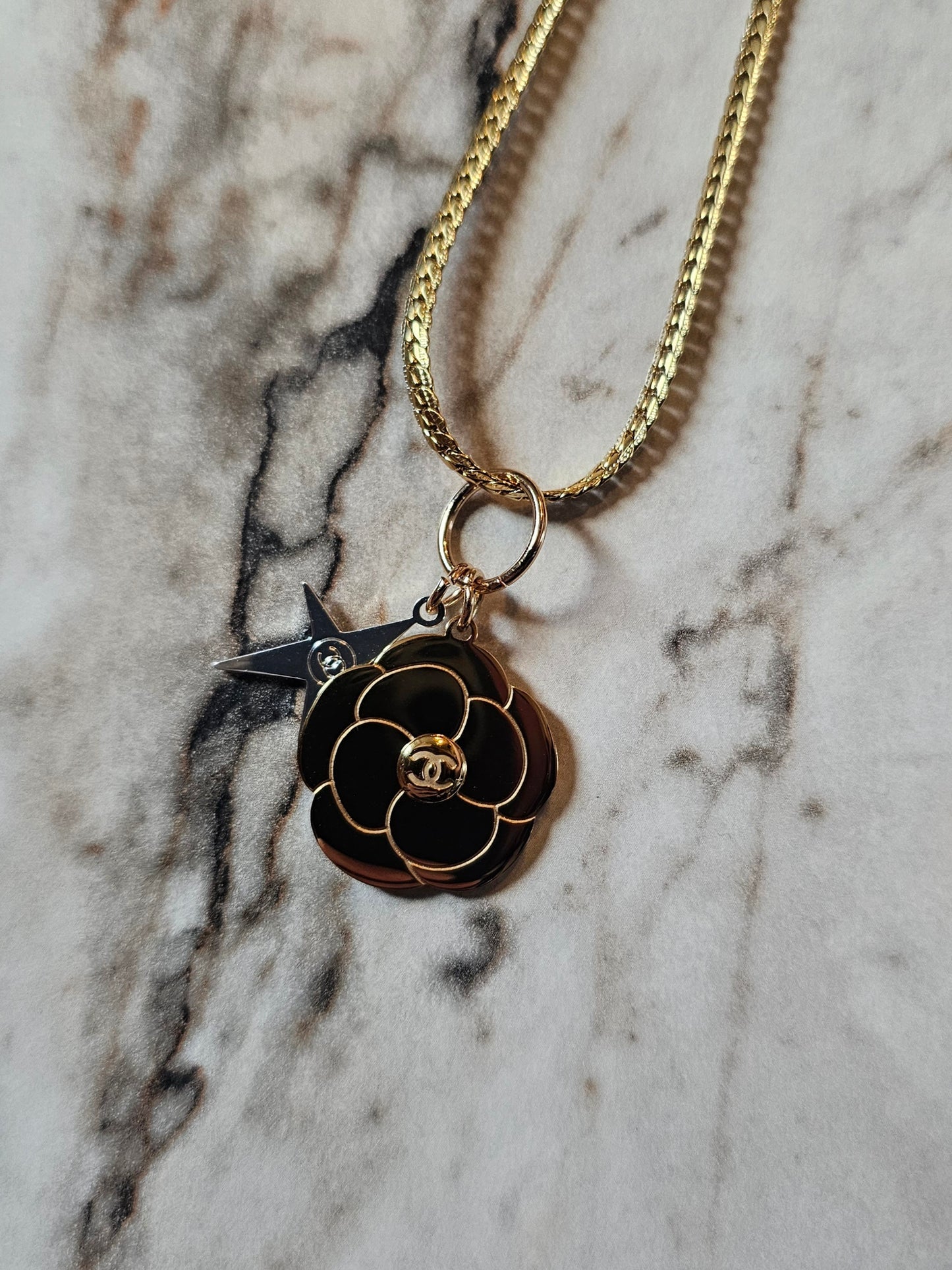 Chanel vedhæng, chanel golden flower.