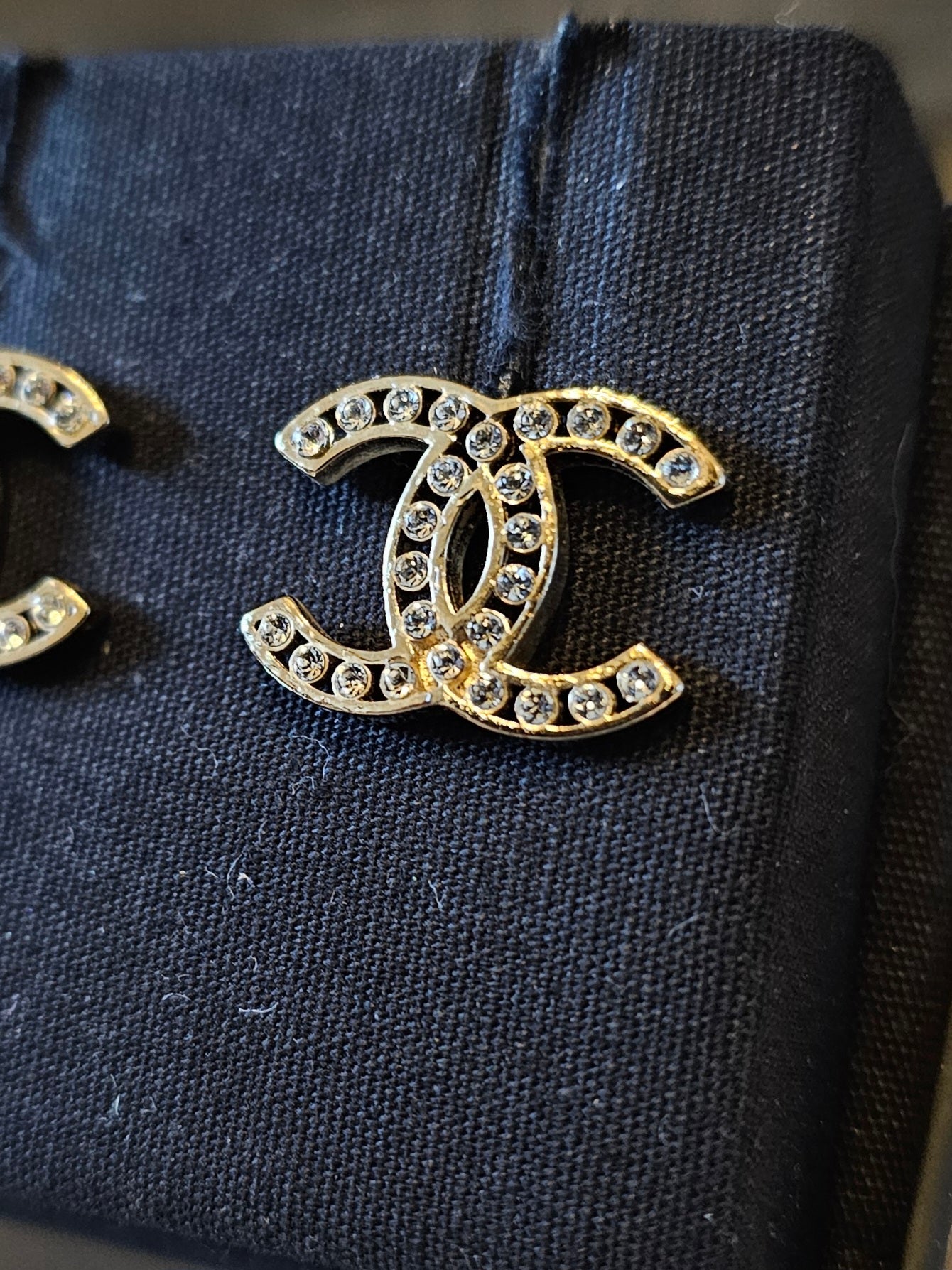 Chanel øreringe - CC golden with stones.