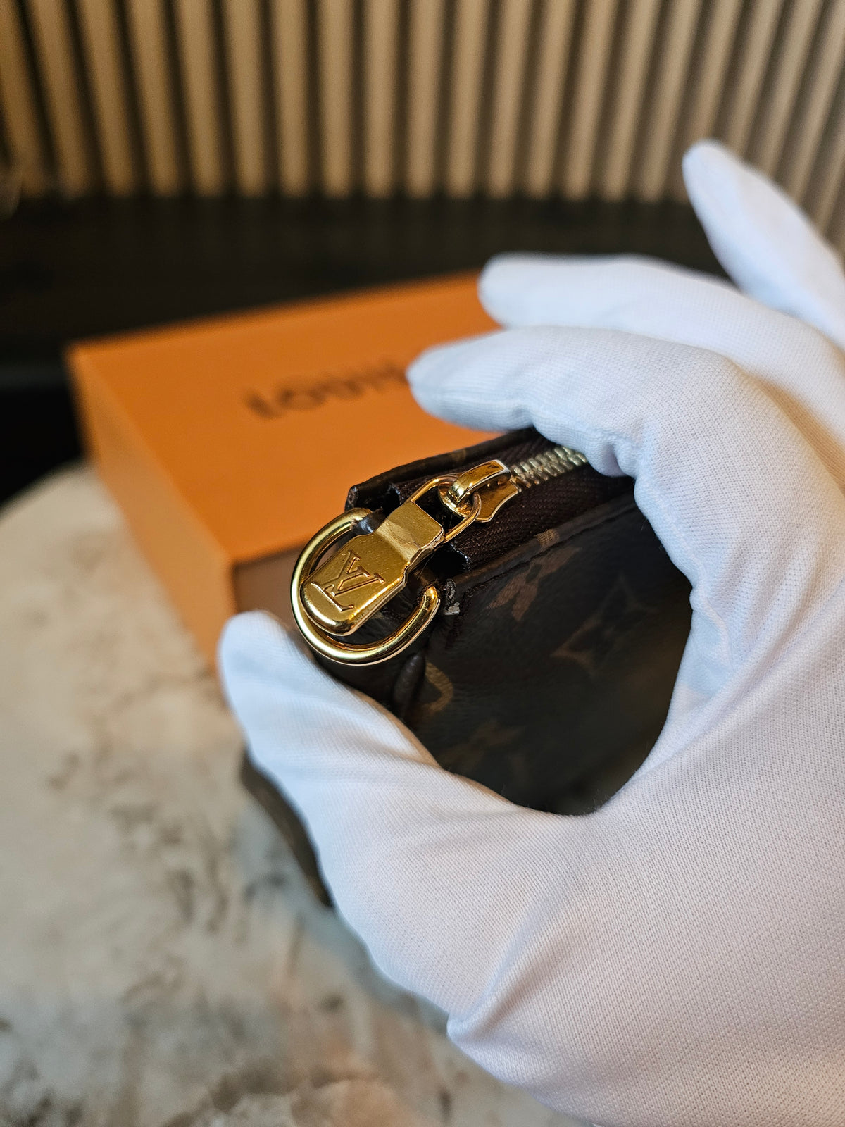 Louis Vuitton large pochette in monogram kanvas.