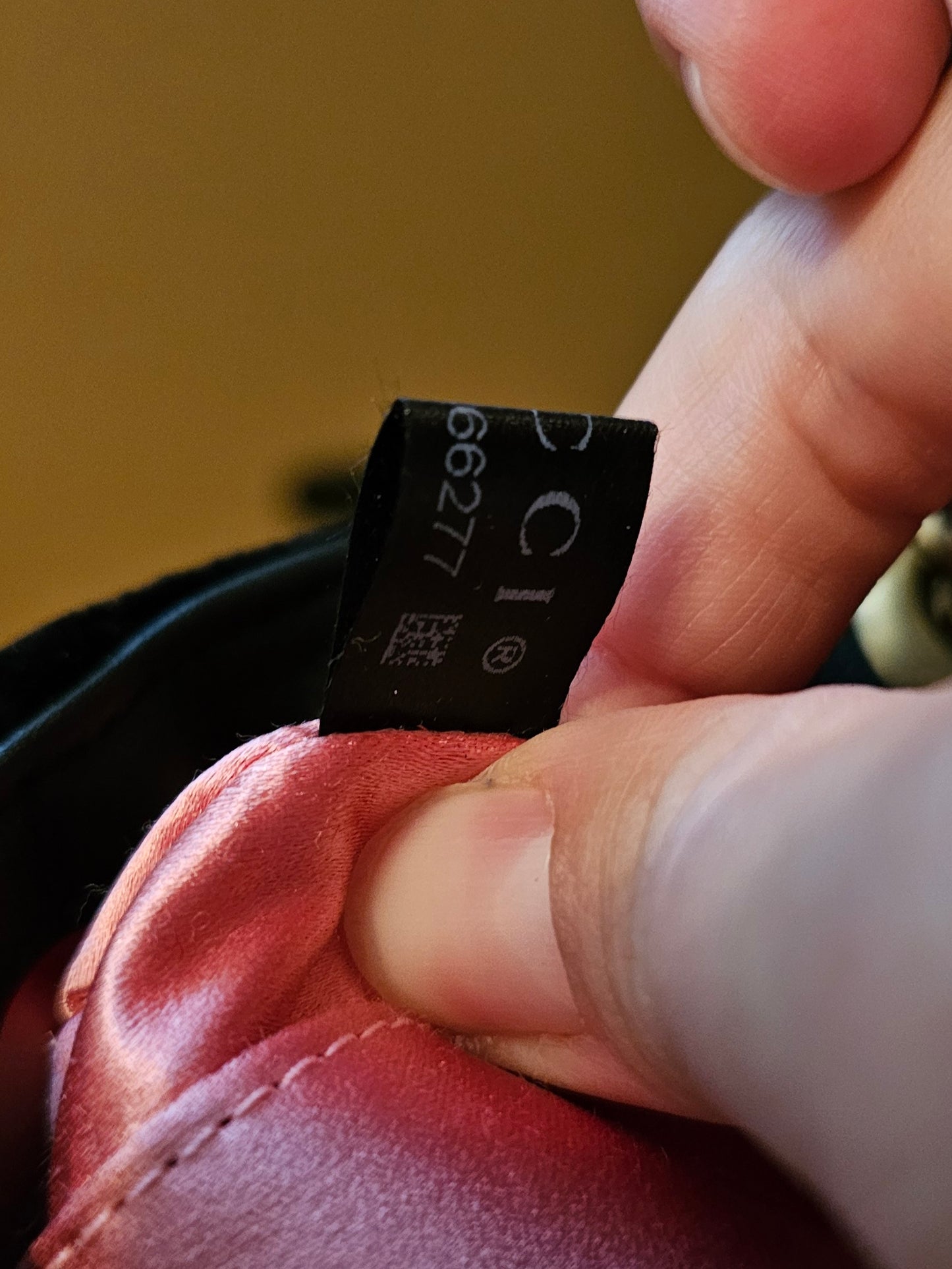 Gucc GG marmont small bag in black velvet.