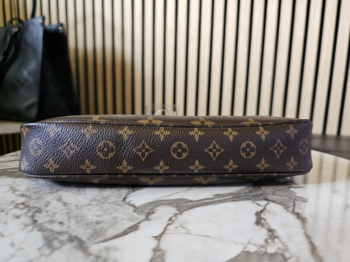 Louis Vuitton pochette accesories in monogram kanvas.