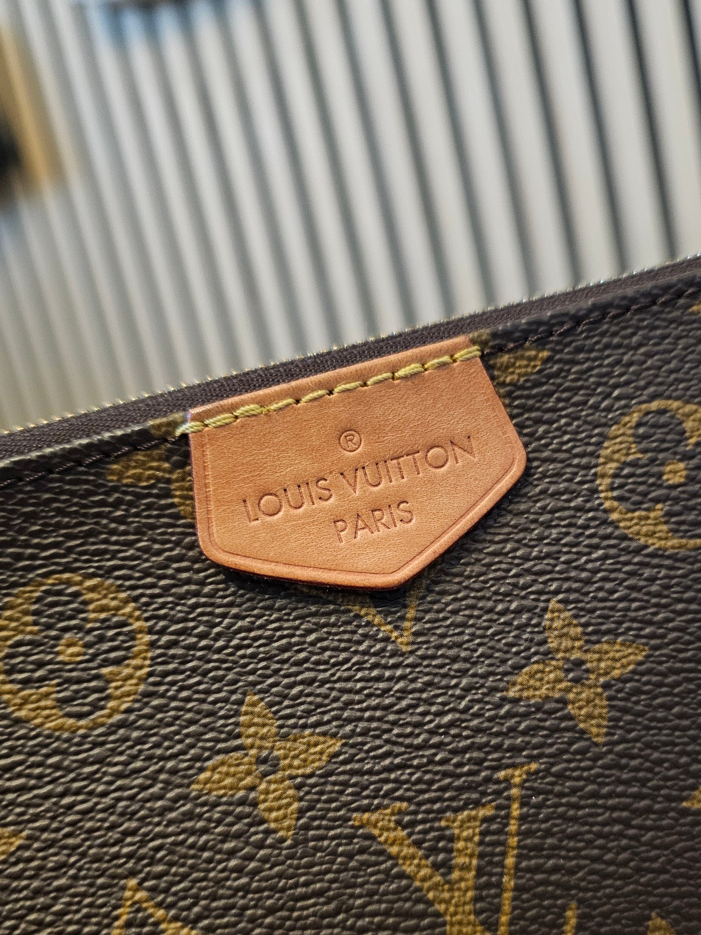 Louis Vuitton pochette accesories in monogram kanvas + LV strap.