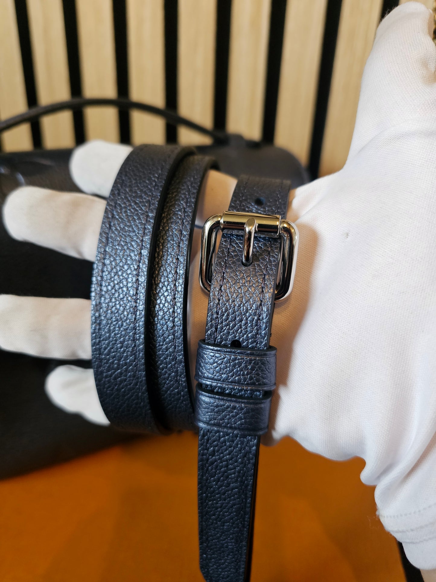 Louis Vuitton, pochette Metis, navy - empreinte leather.
