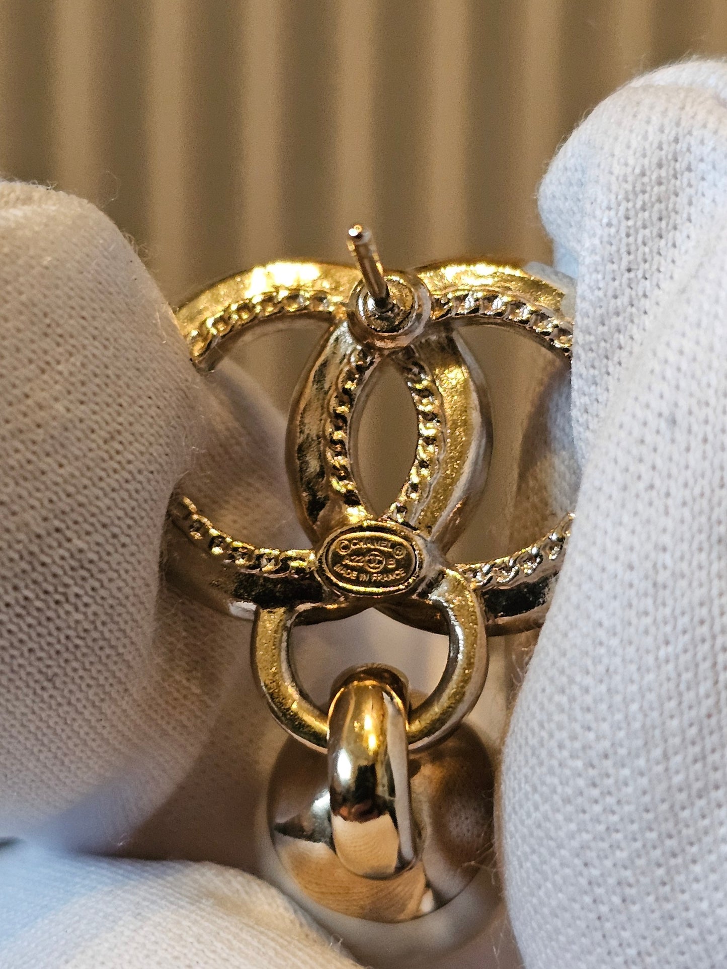 Chanel øreringe - Golden CC pendant with perle.