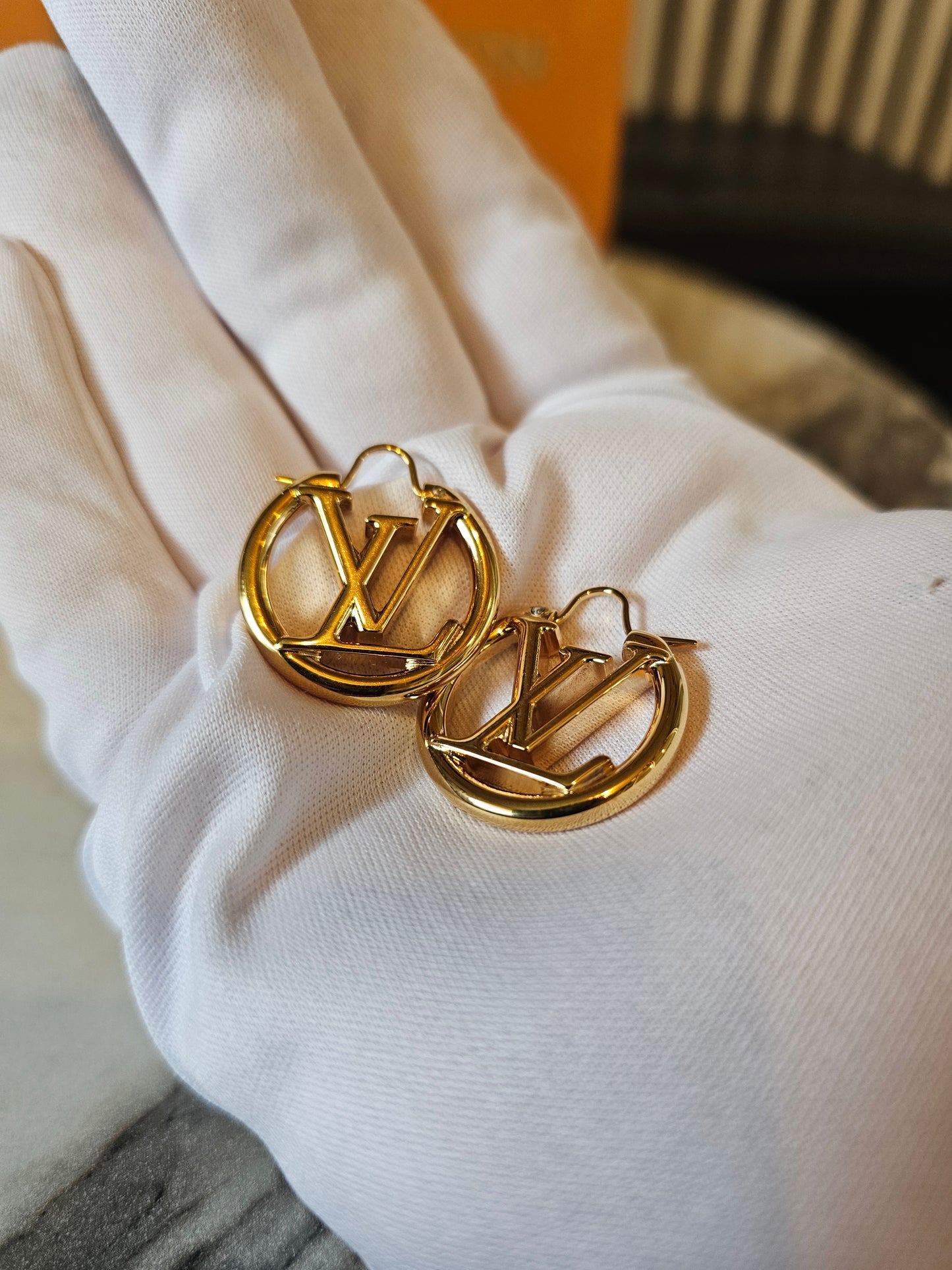 M00396 - Louis Vuitton, Louise PM earrings.