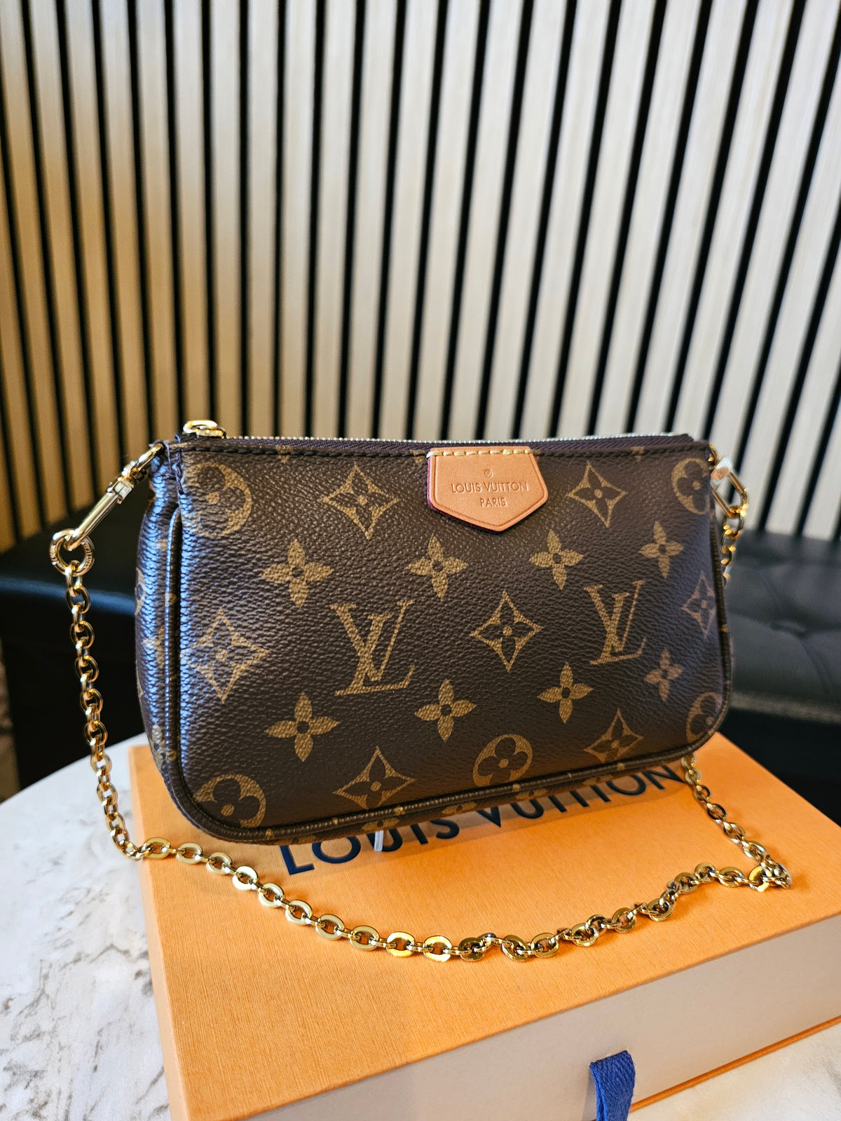 Louis Vuitton small pochette in monogram kanvas, with gold chain.