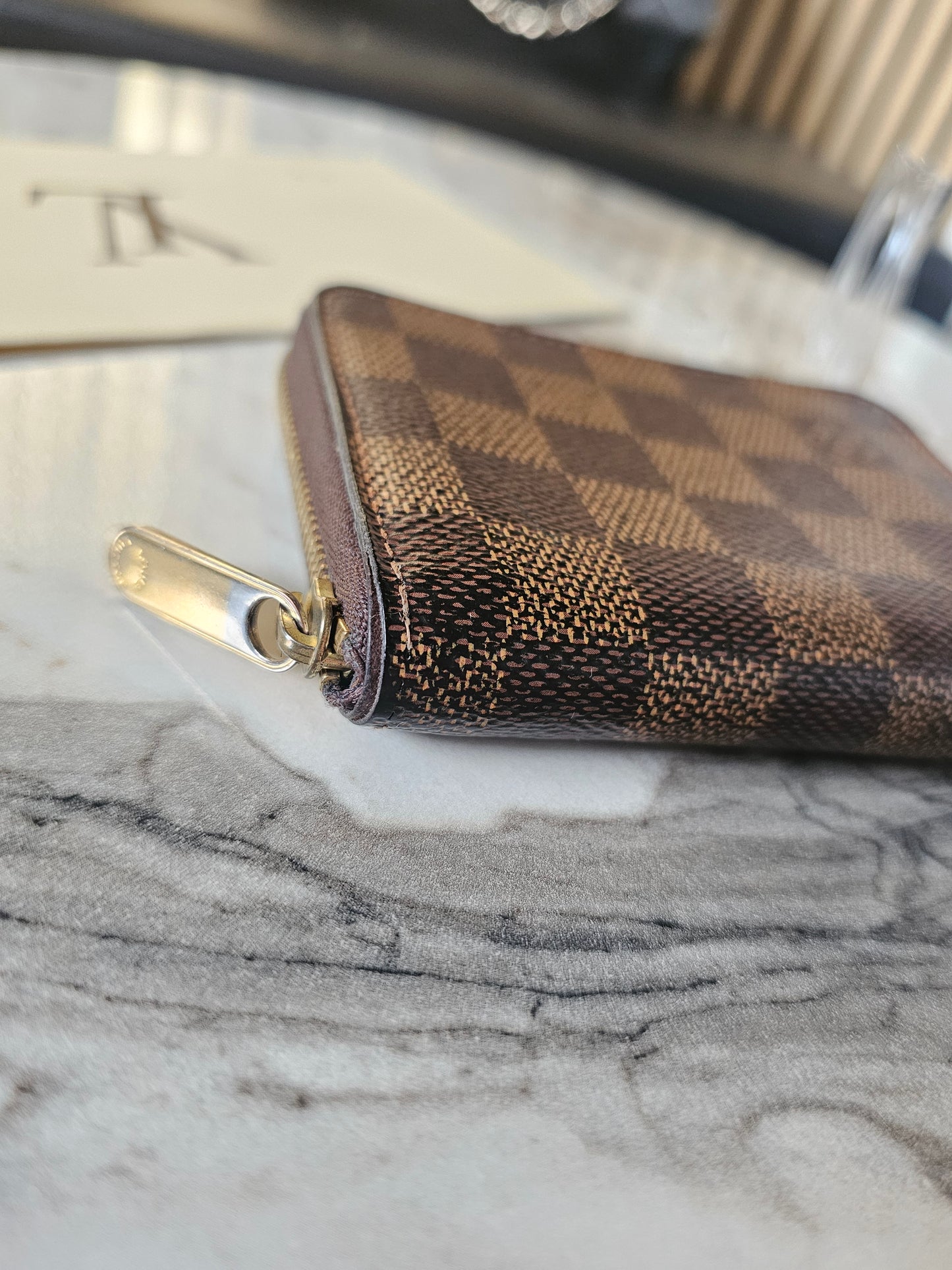 N63070- Louis Vuitton Zippy coin purse i damier ebene.