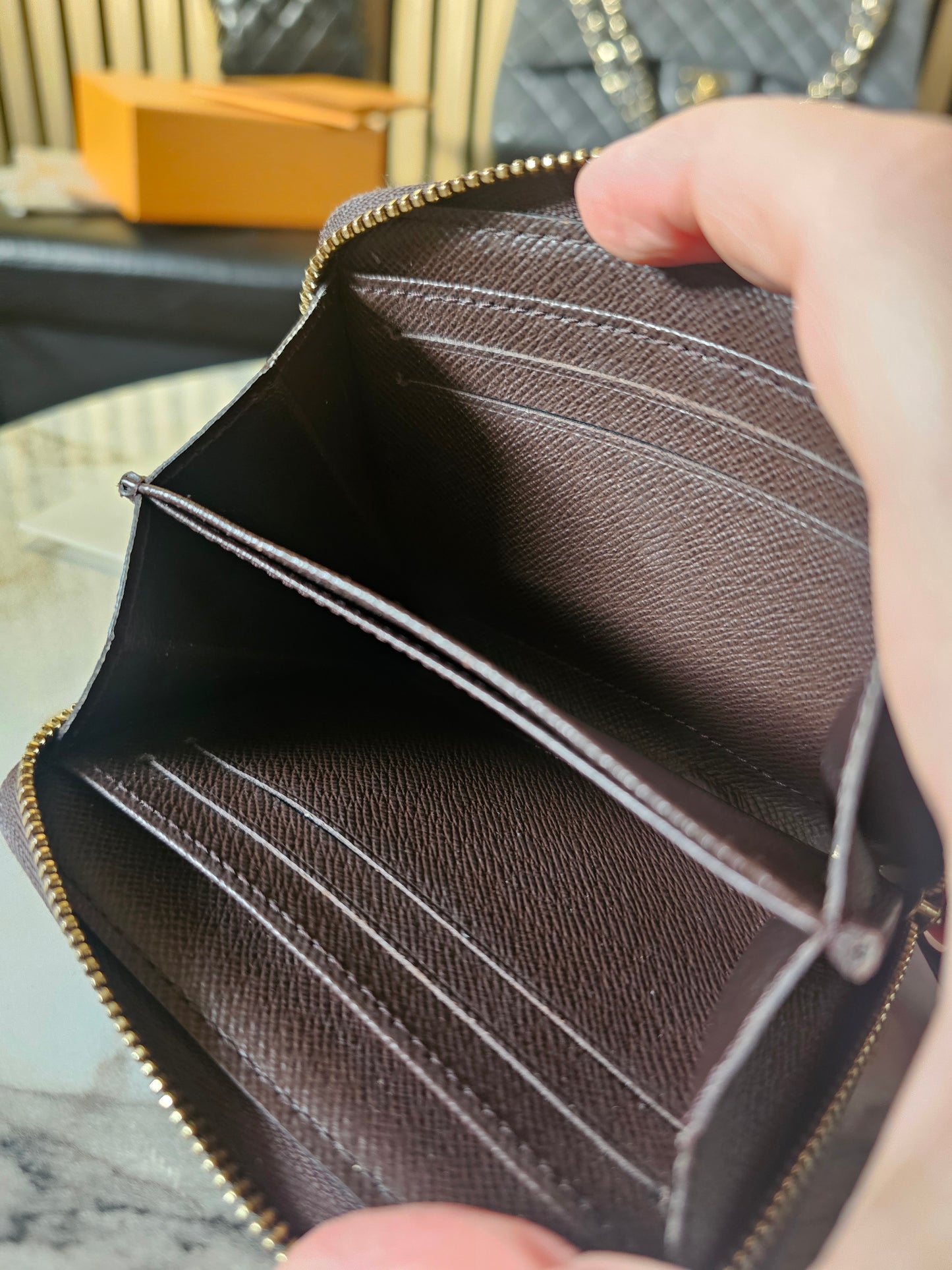 N63070- Louis Vuitton Zippy coin purse i damier ebene.