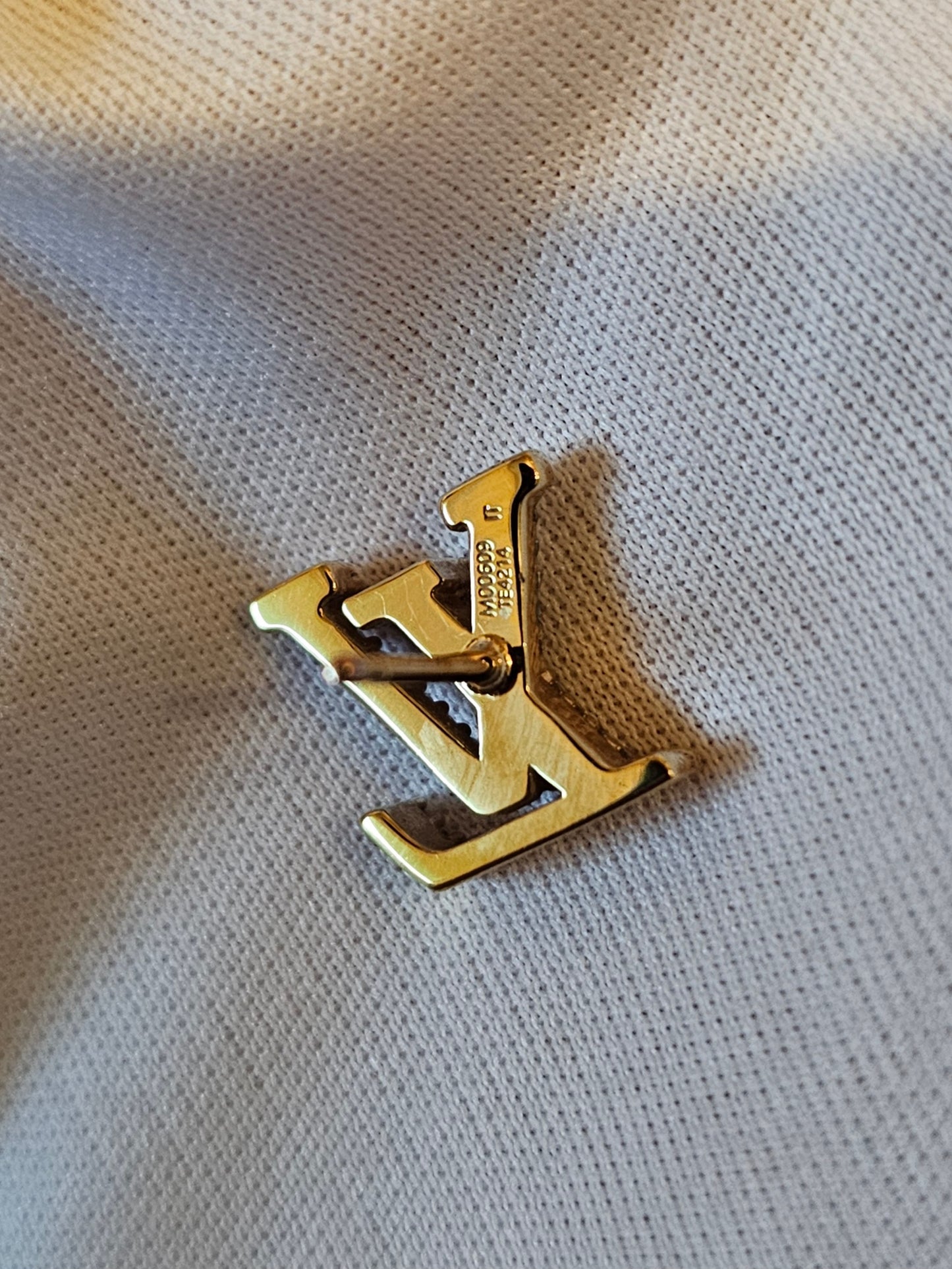 M00609 Louis Vuitton, LV earrings, golden with strass.