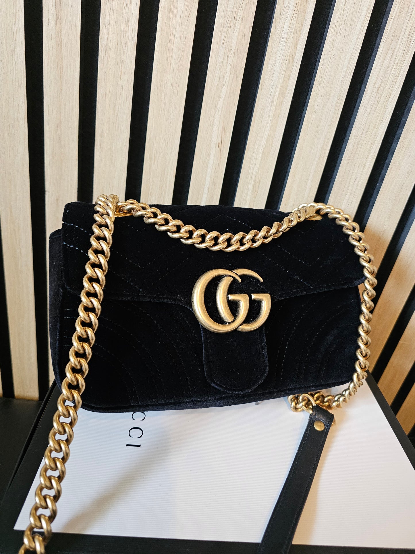 Gucc GG marmont small bag in black velvet.