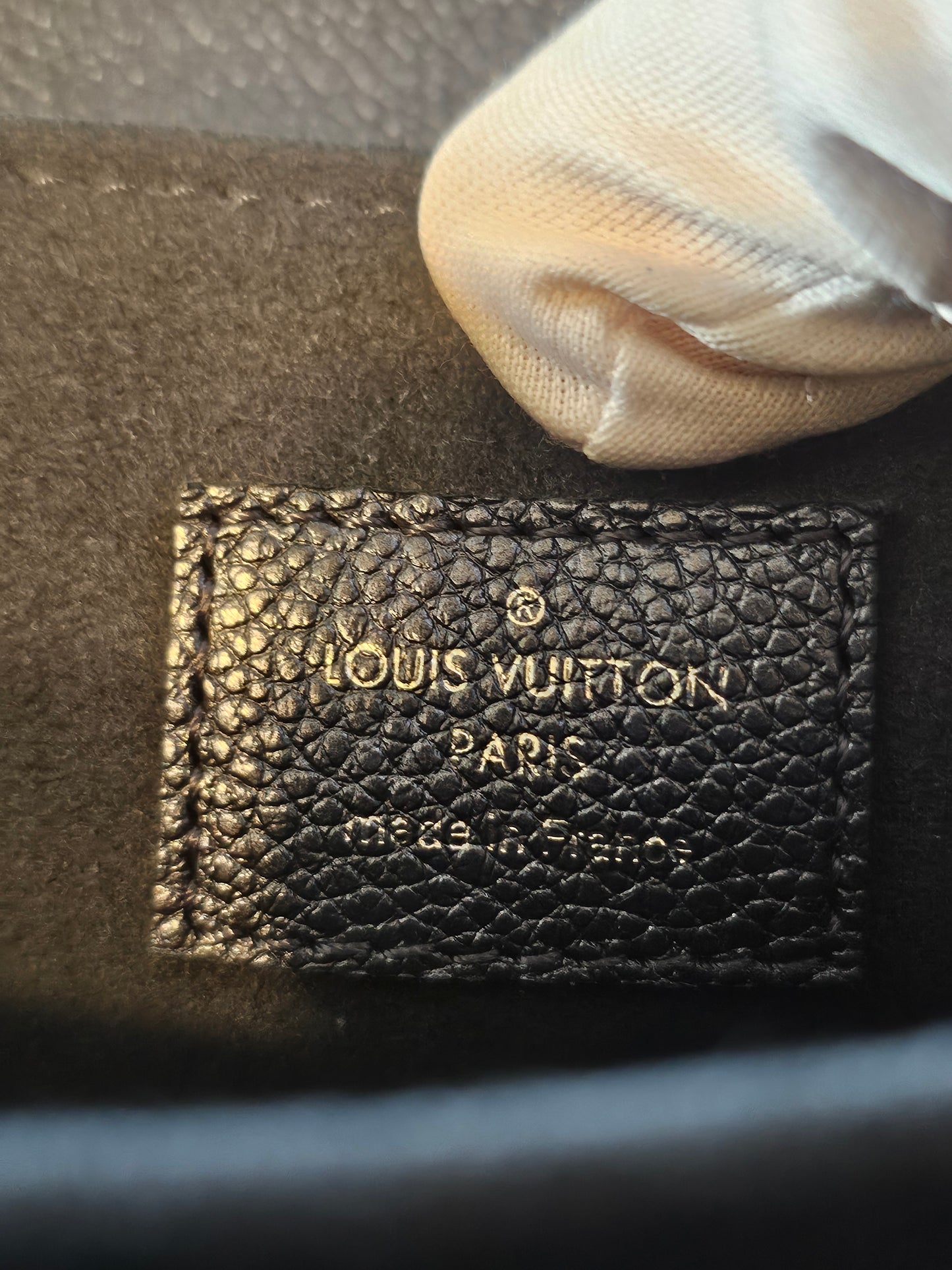 Louis Vuitton, pochette Metis, navy - empreinte leather.