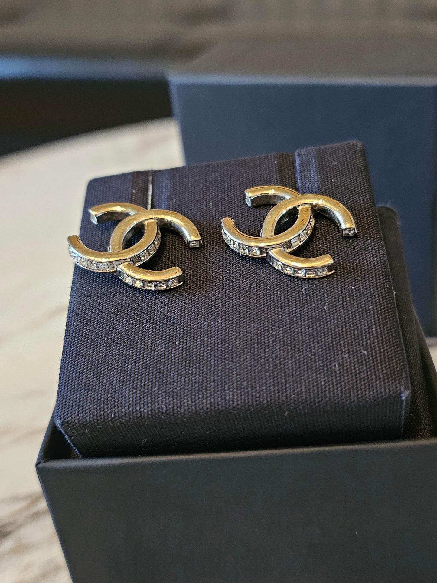 ABB798 - Chanel golden earrings with stones
