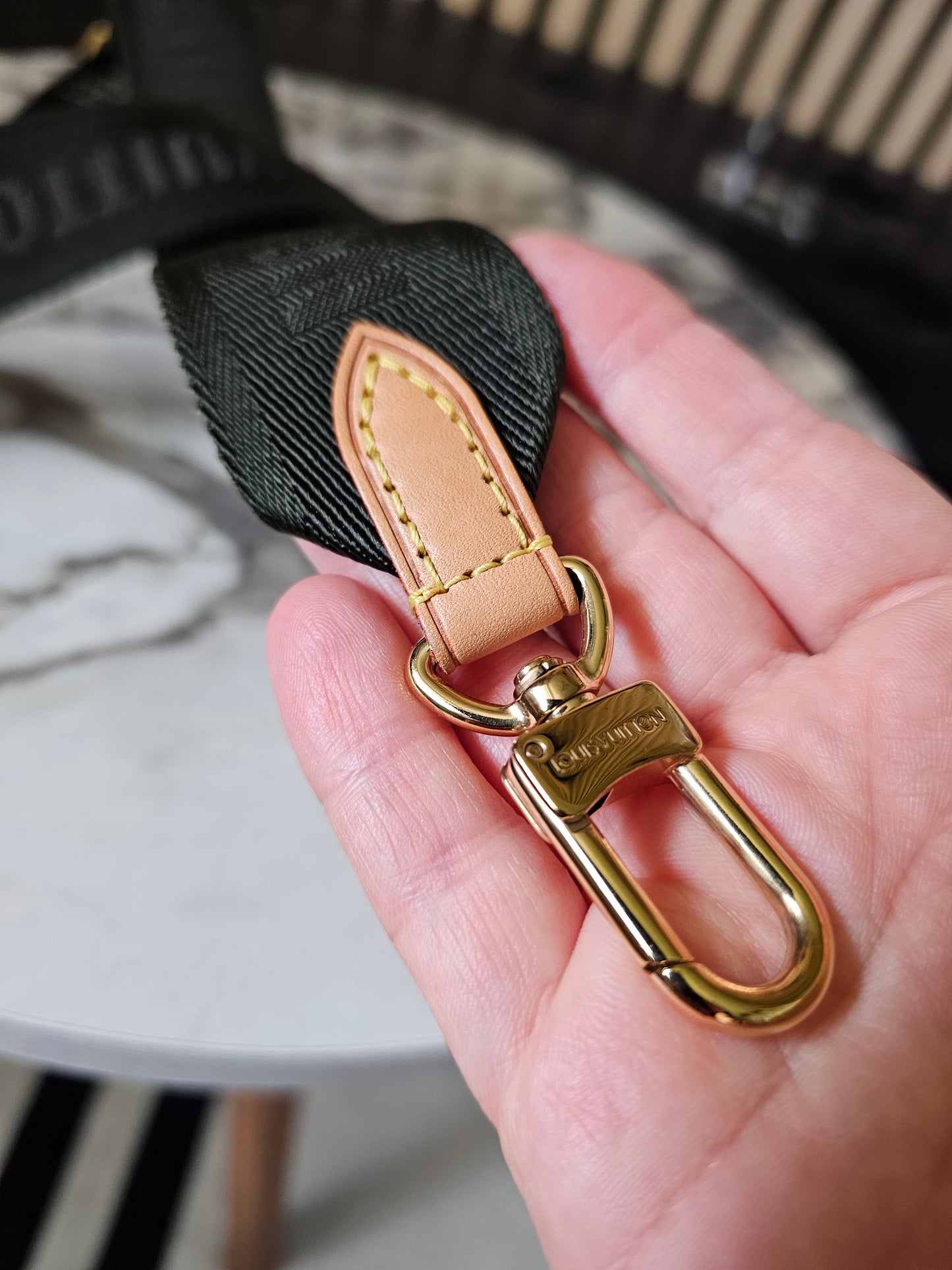 Louis Vuitton Khaki bandouliere- justerbar Strop fra multipochette sættet.