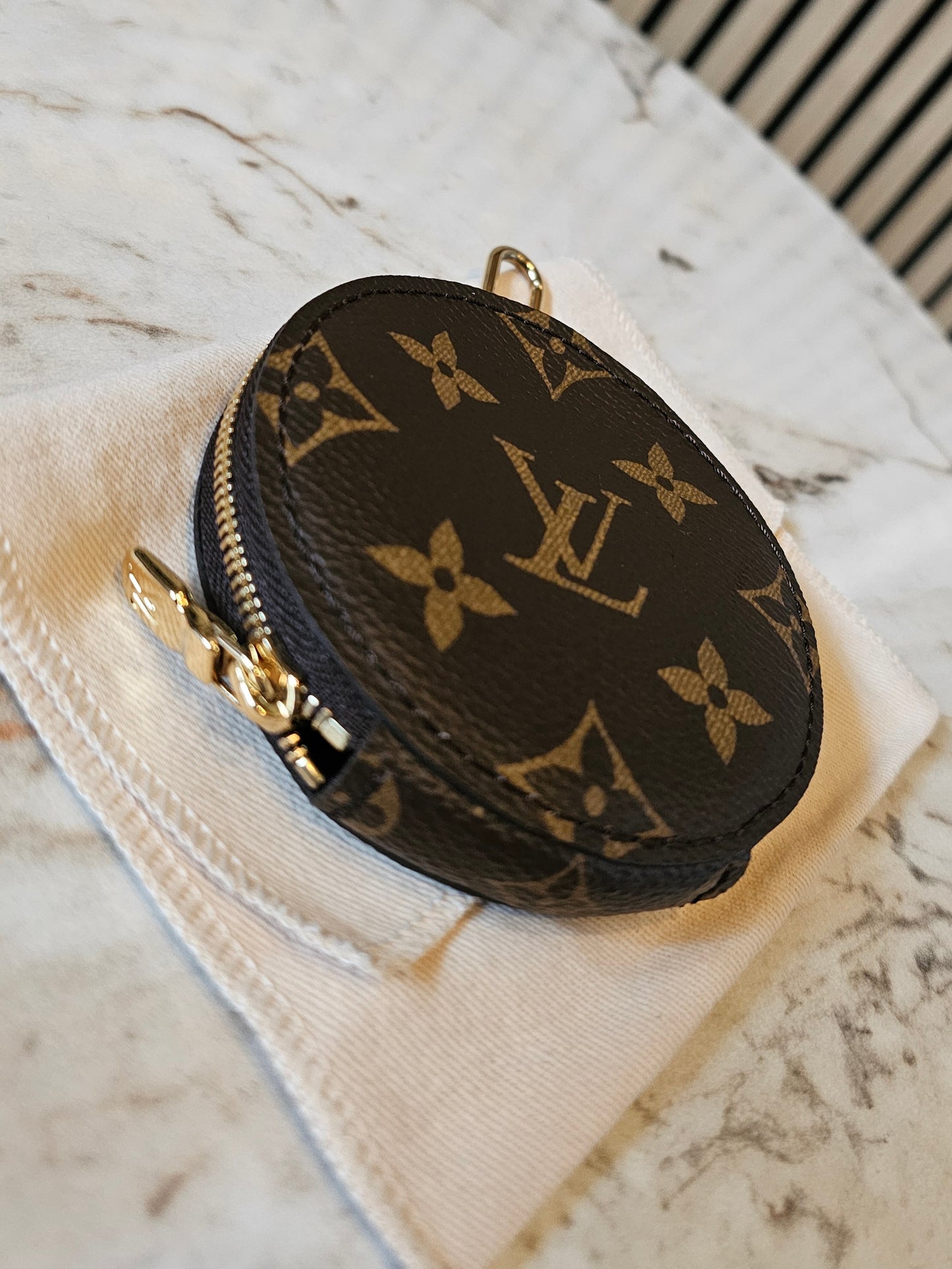 Louis vuitton rund møntpung i monogram kanvas.