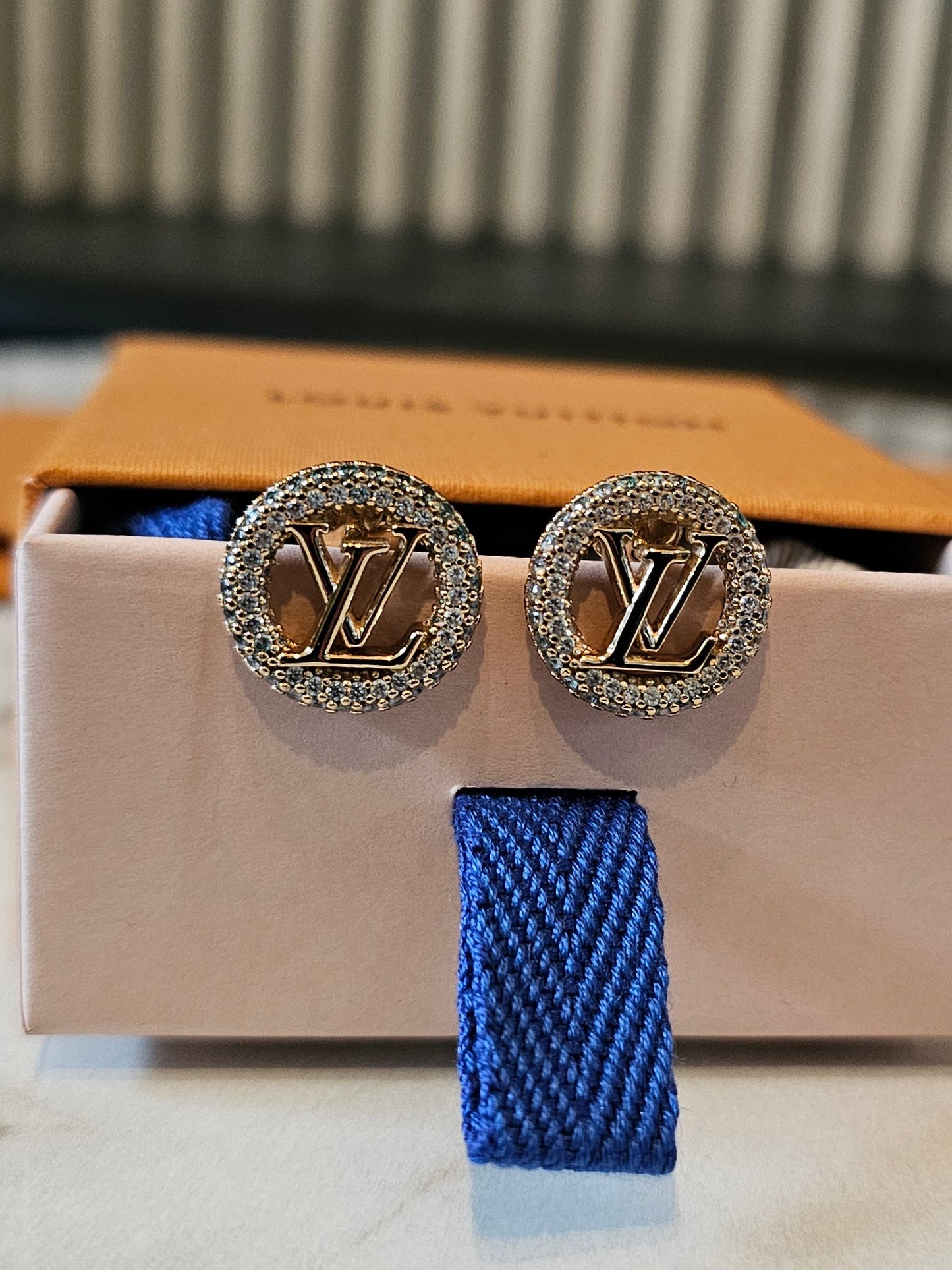 M00757 - Louis Vuitton earrings, Louise by night in golden.