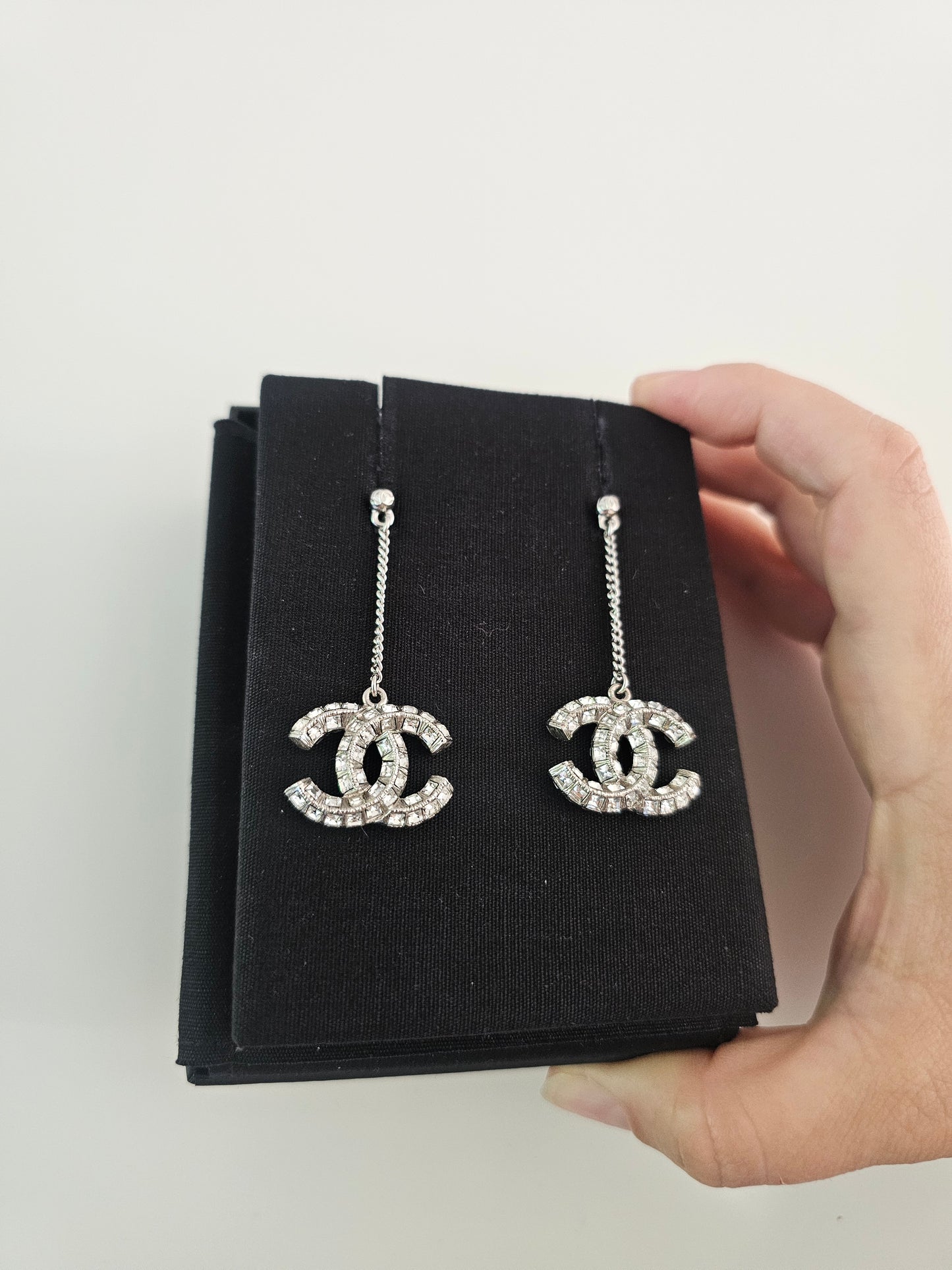 A63084 - Chanel long pendant with crystals.