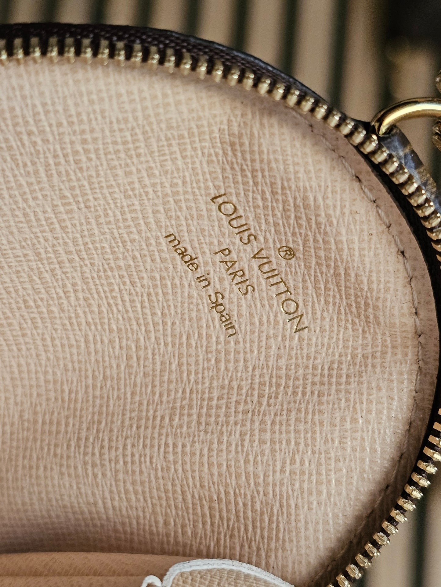 Louis Vuitton round coin purse monogram kanvas.