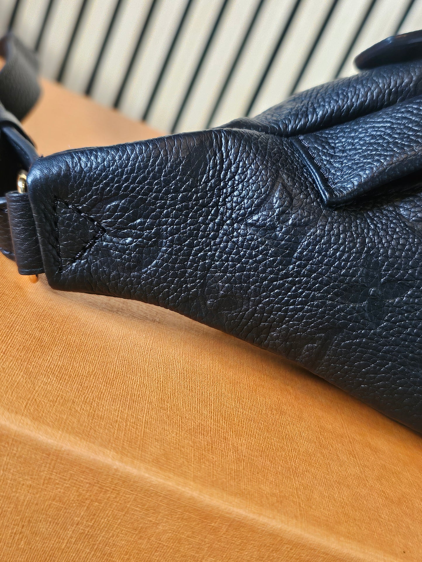 M44812 - Louis Vuitton Bumbag, black MNG emp. Leather.