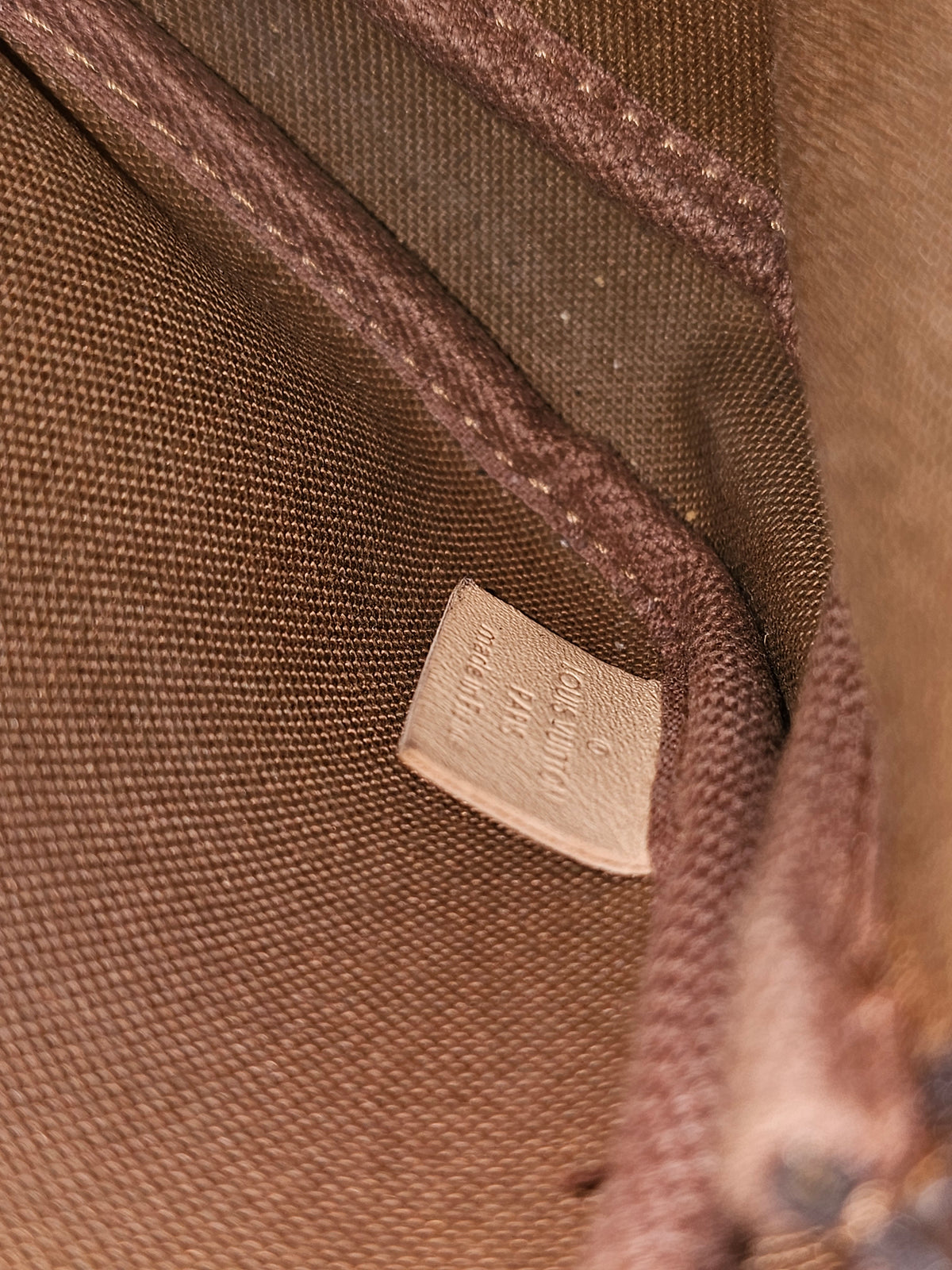 Louis Vuitton small pochette in monogram kanvas, with gold chain.