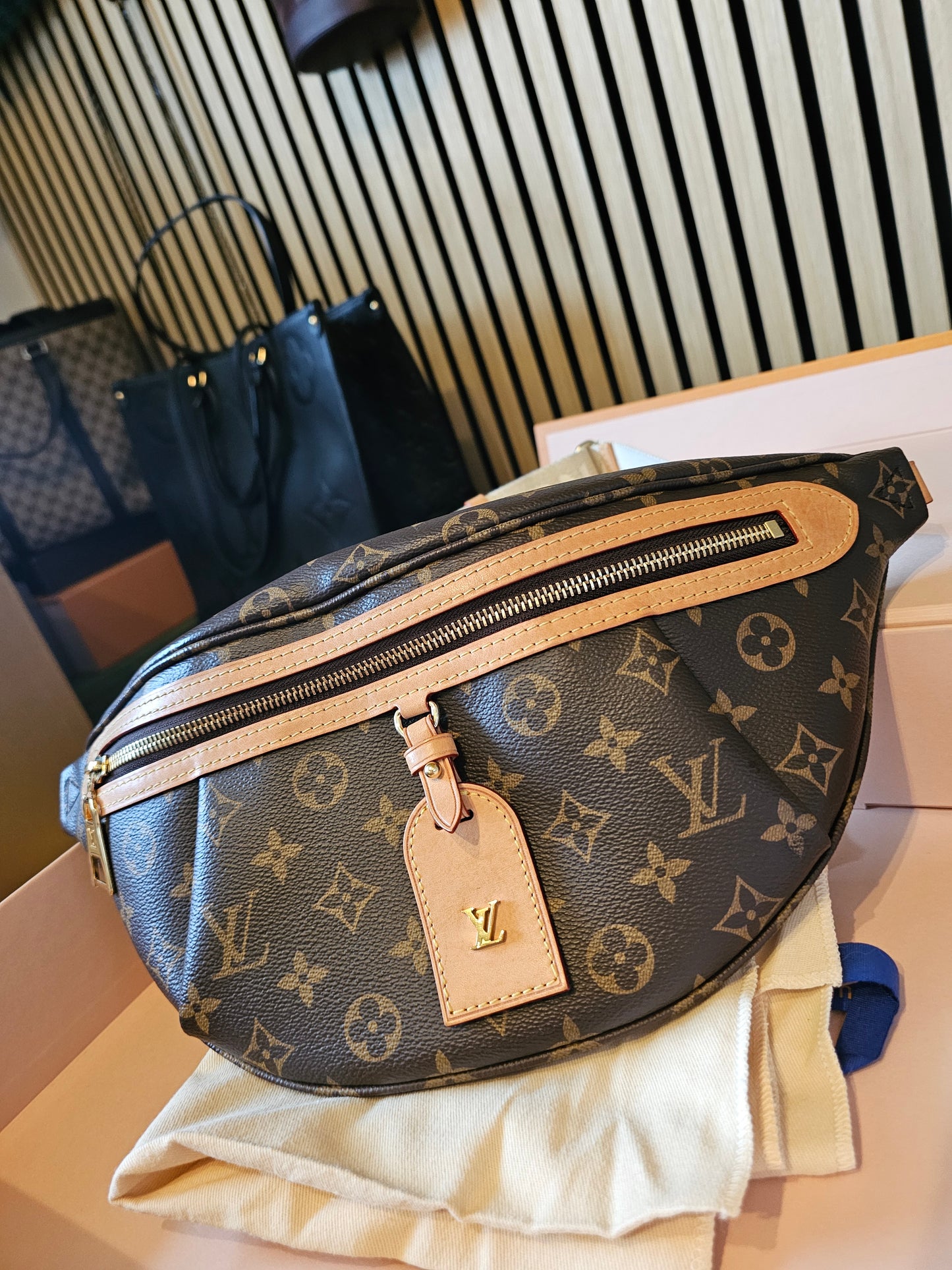 M46784 - Louis Vuitton bumbag, High Rise in Monogram kanvas.