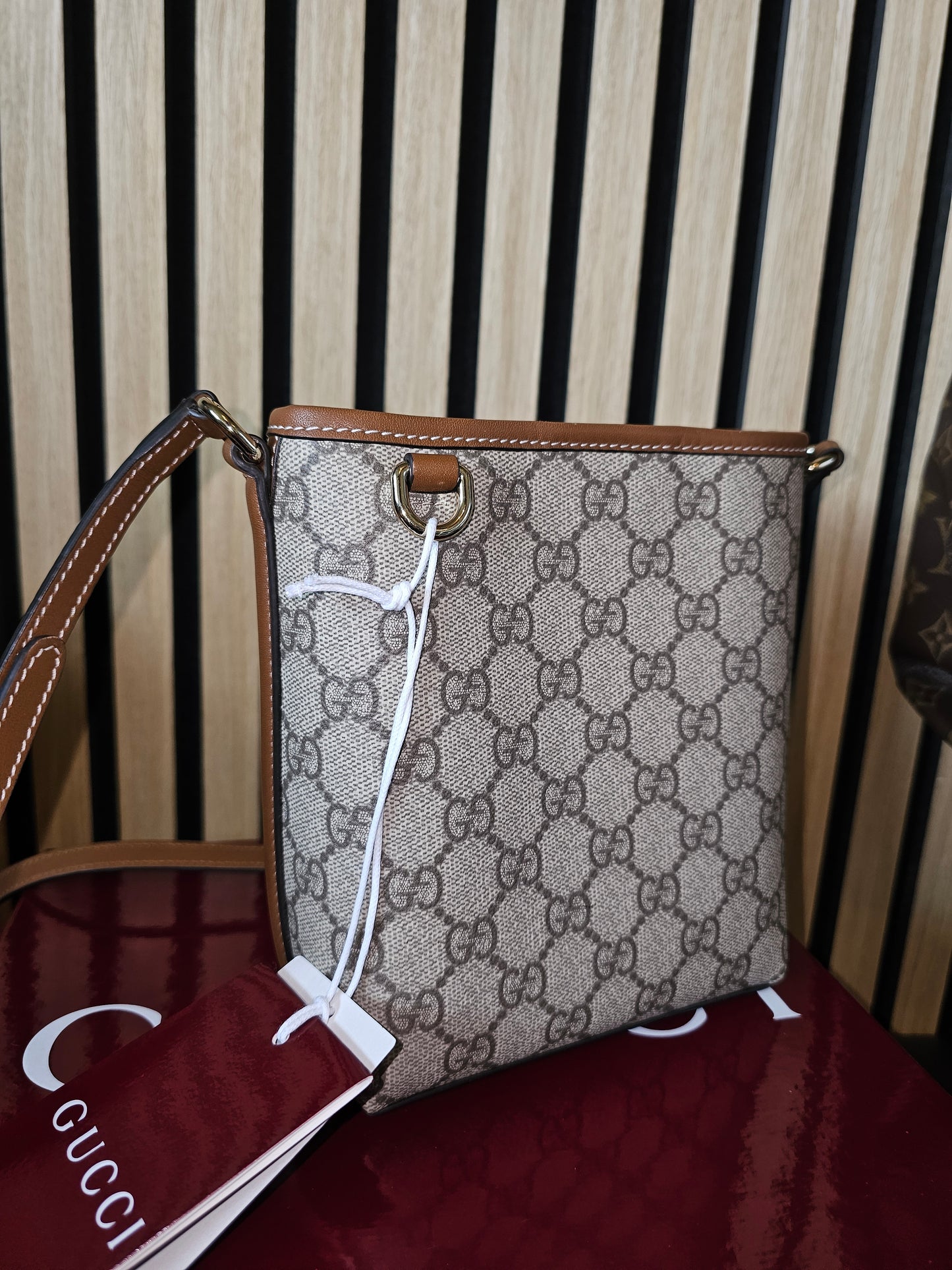 847090 - Gucci Emblem, mini bucket bag.