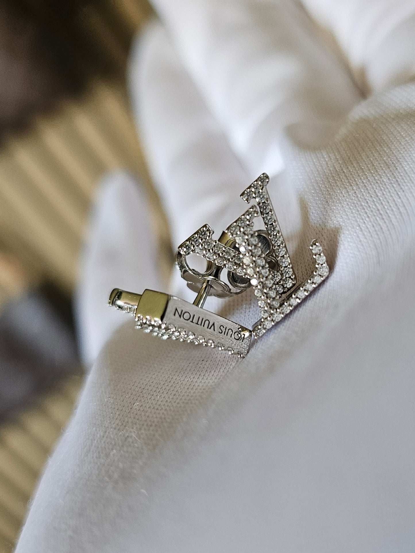 M00608 - Louis Vuitton earrings, LV iconic with strones, silver/palladium.